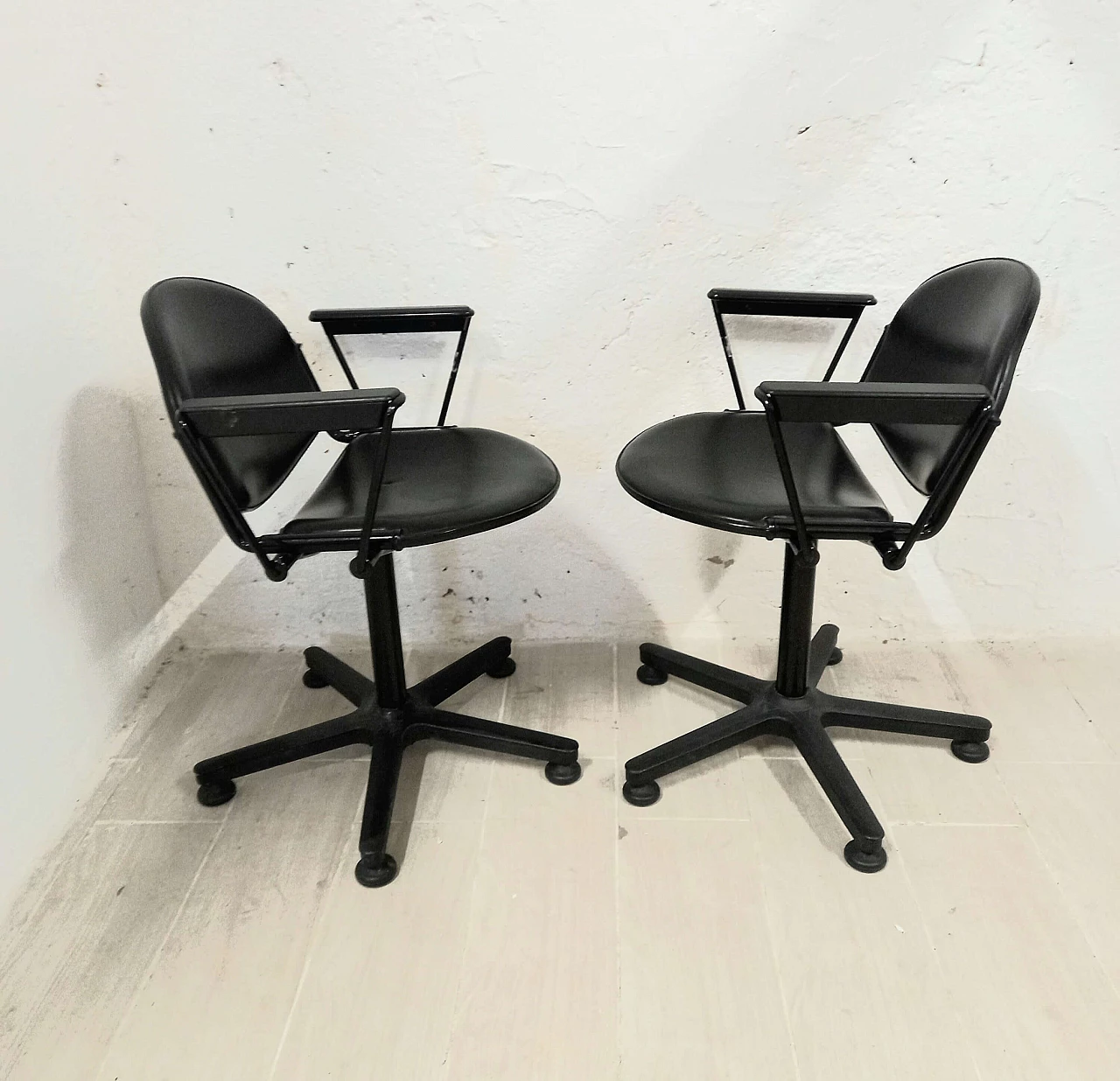 Pair of office armchairs by Lucci and Orlandini for Lamm, 1990s 3