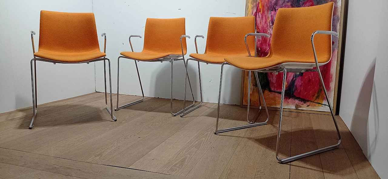 4 Sedia Catifa 46 con braccioli in tessuto Kvard arancio di Studio LAM per Arper 10