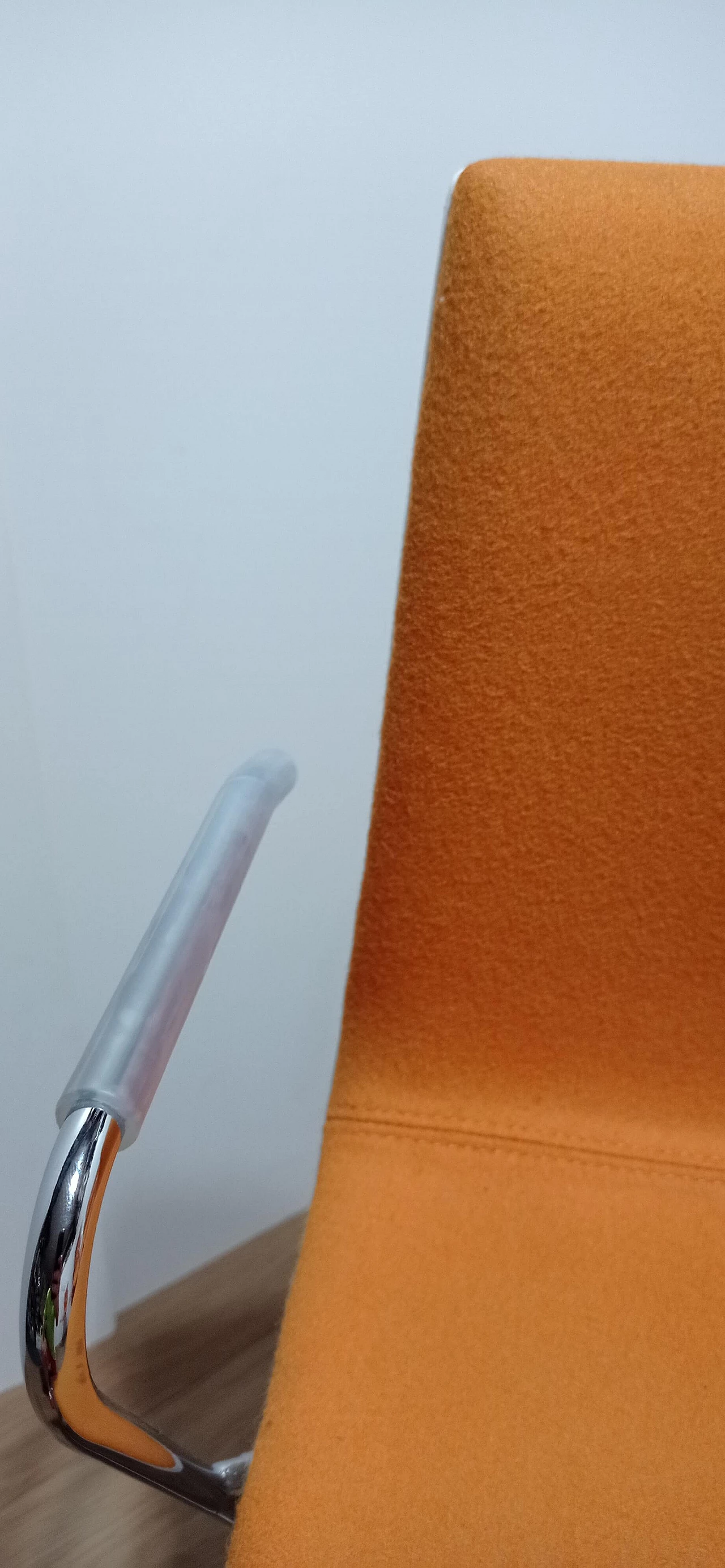 4 Sedia Catifa 46 con braccioli in tessuto Kvard arancio di Studio LAM per Arper 17