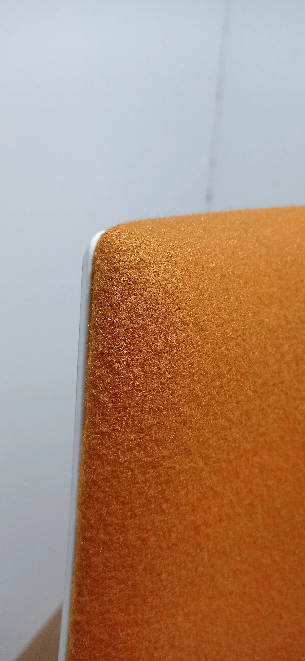 4 Sedia Catifa 46 con braccioli in tessuto Kvard arancio di Studio LAM per Arper 19