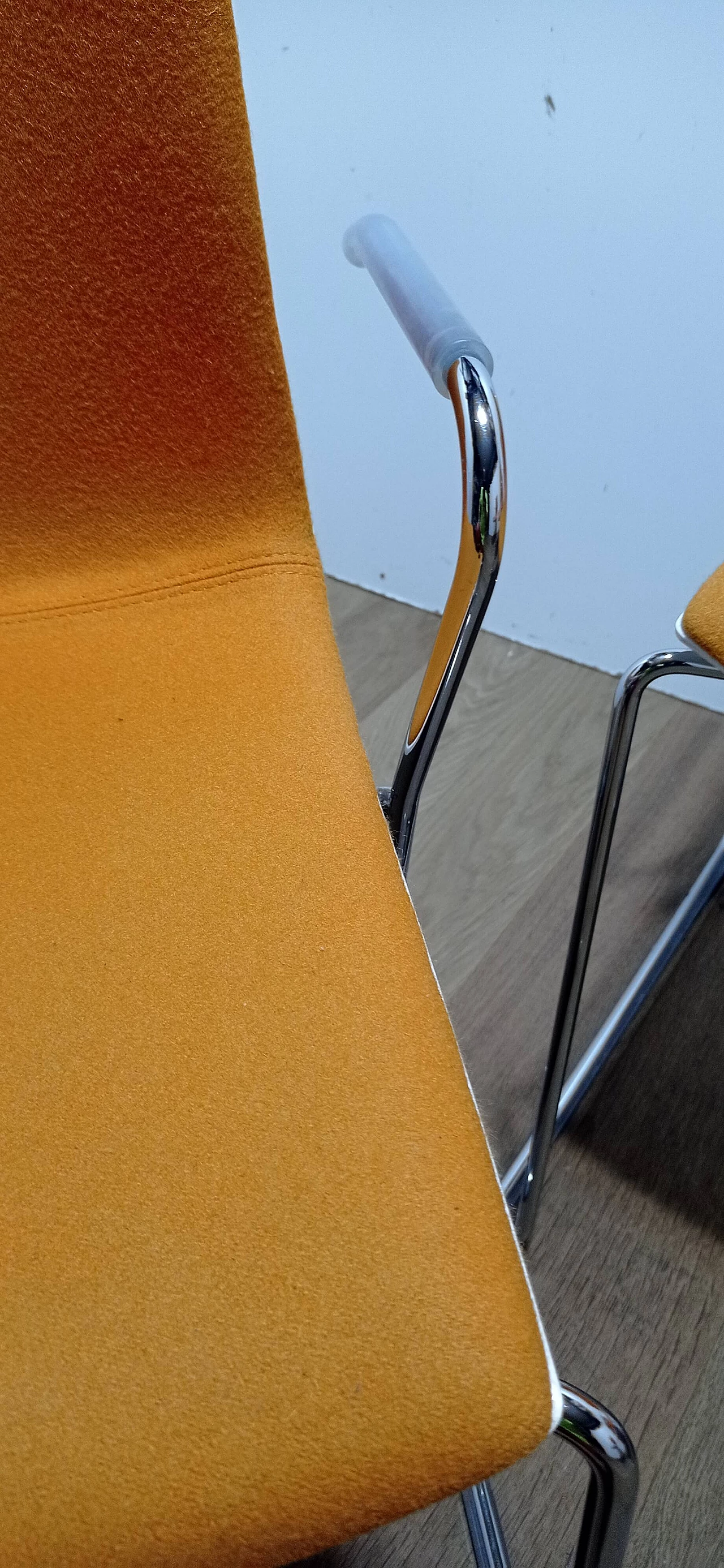 4 Sedia Catifa 46 con braccioli in tessuto Kvard arancio di Studio LAM per Arper 23