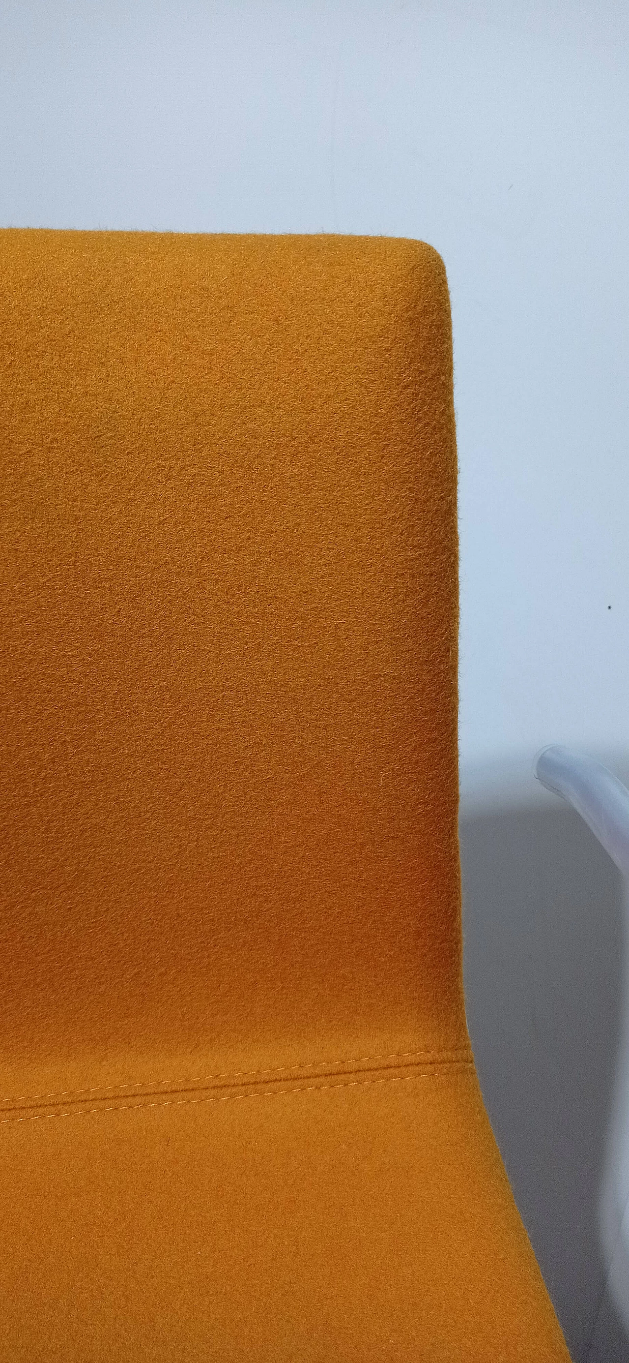 4 Sedia Catifa 46 con braccioli in tessuto Kvard arancio di Studio LAM per Arper 33