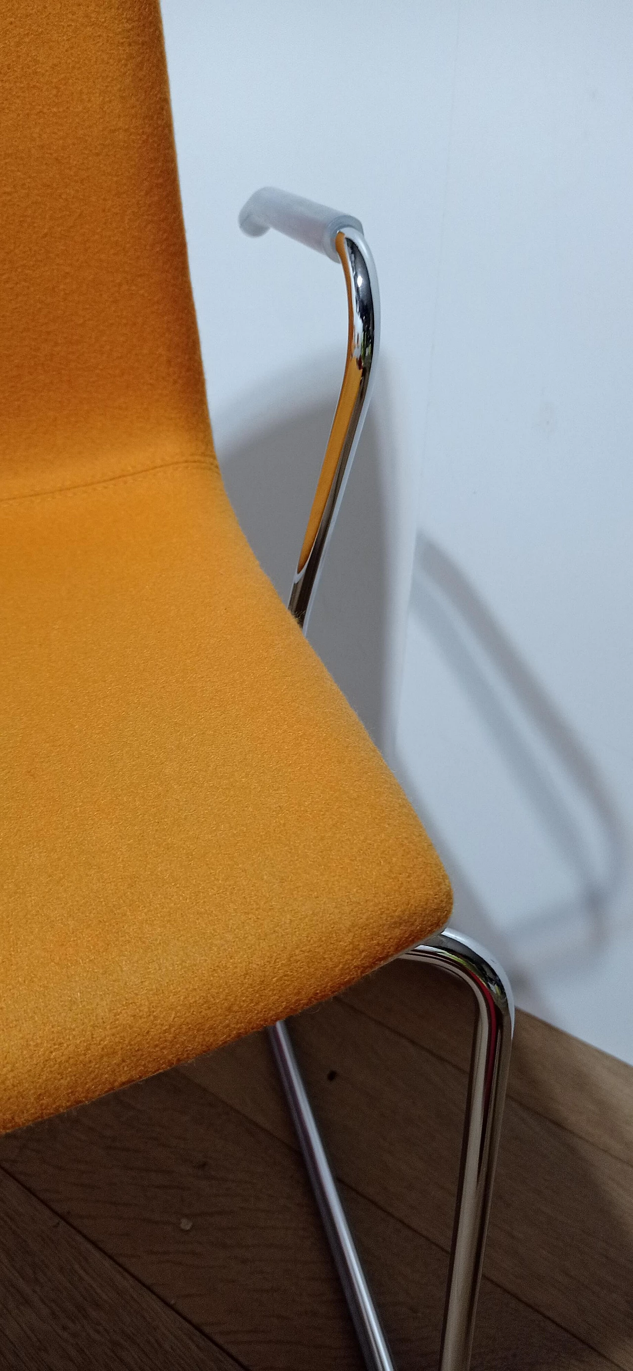 4 Sedia Catifa 46 con braccioli in tessuto Kvard arancio di Studio LAM per Arper 34