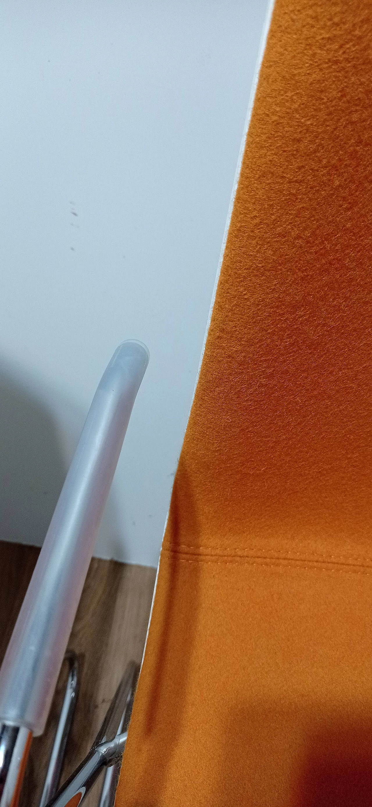 4 Sedia Catifa 46 con braccioli in tessuto Kvard arancio di Studio LAM per Arper 39