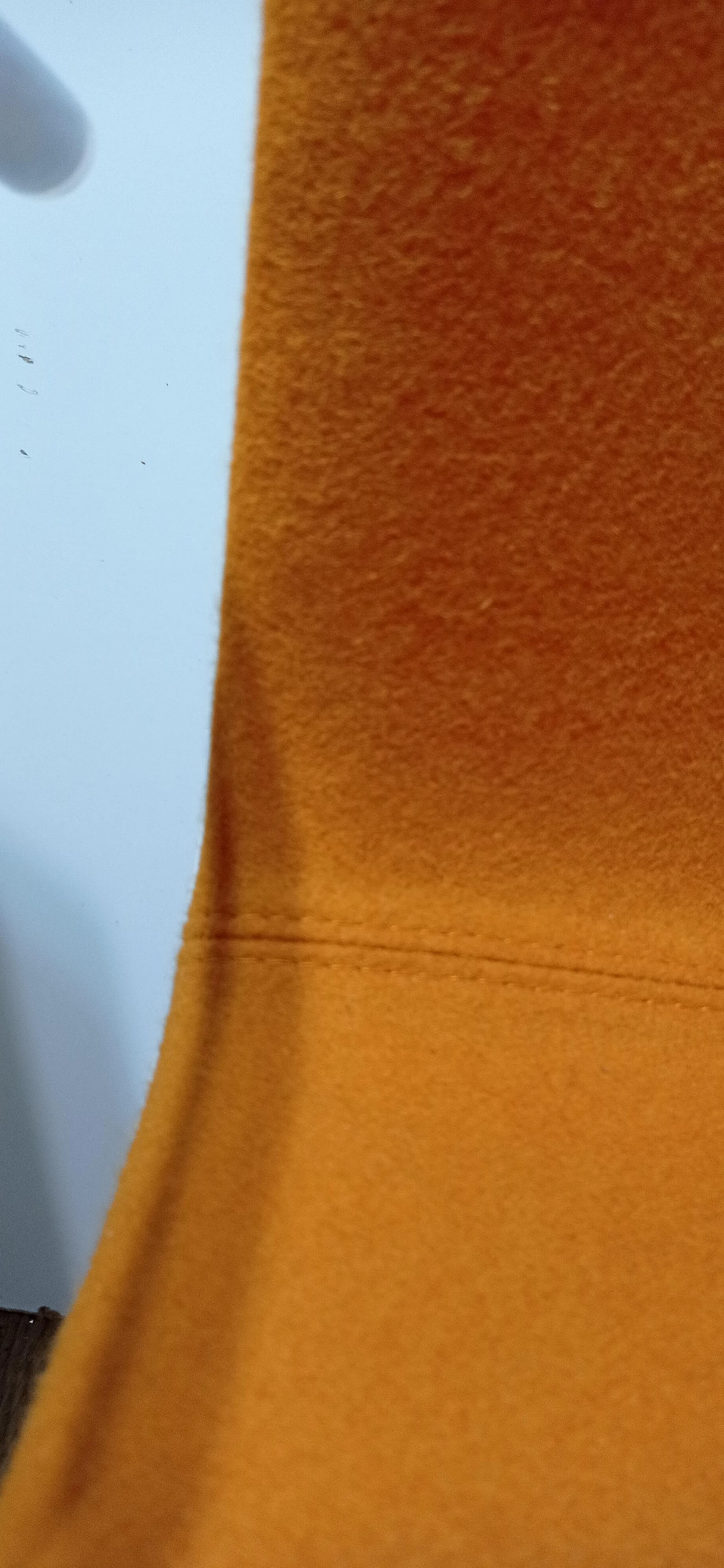 4 Sedia Catifa 46 con braccioli in tessuto Kvard arancio di Studio LAM per Arper 44