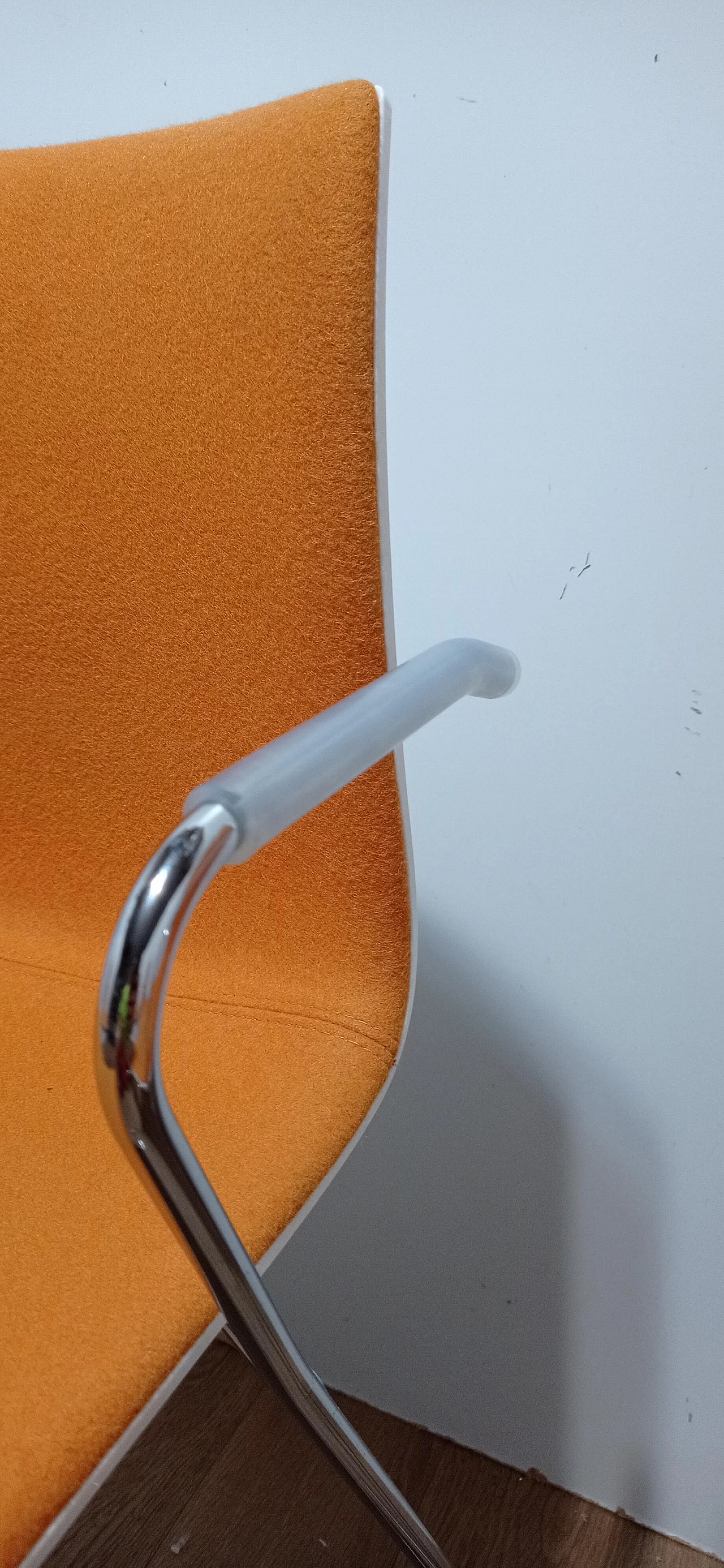 4 Sedia Catifa 46 con braccioli in tessuto Kvard arancio di Studio LAM per Arper 45