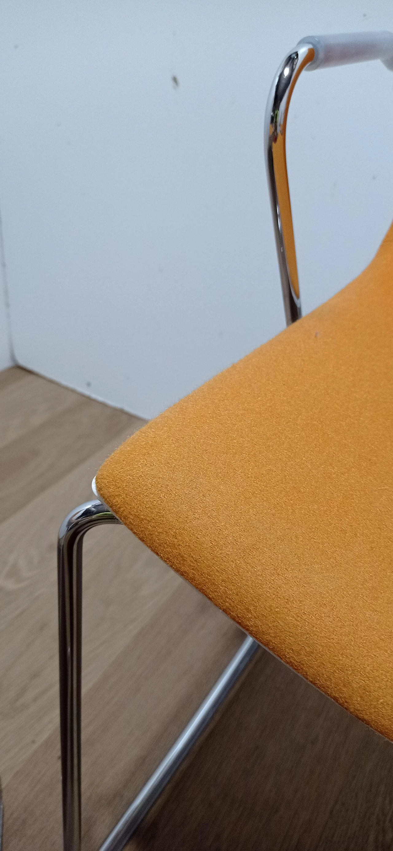 4 Sedia Catifa 46 con braccioli in tessuto Kvard arancio di Studio LAM per Arper 49