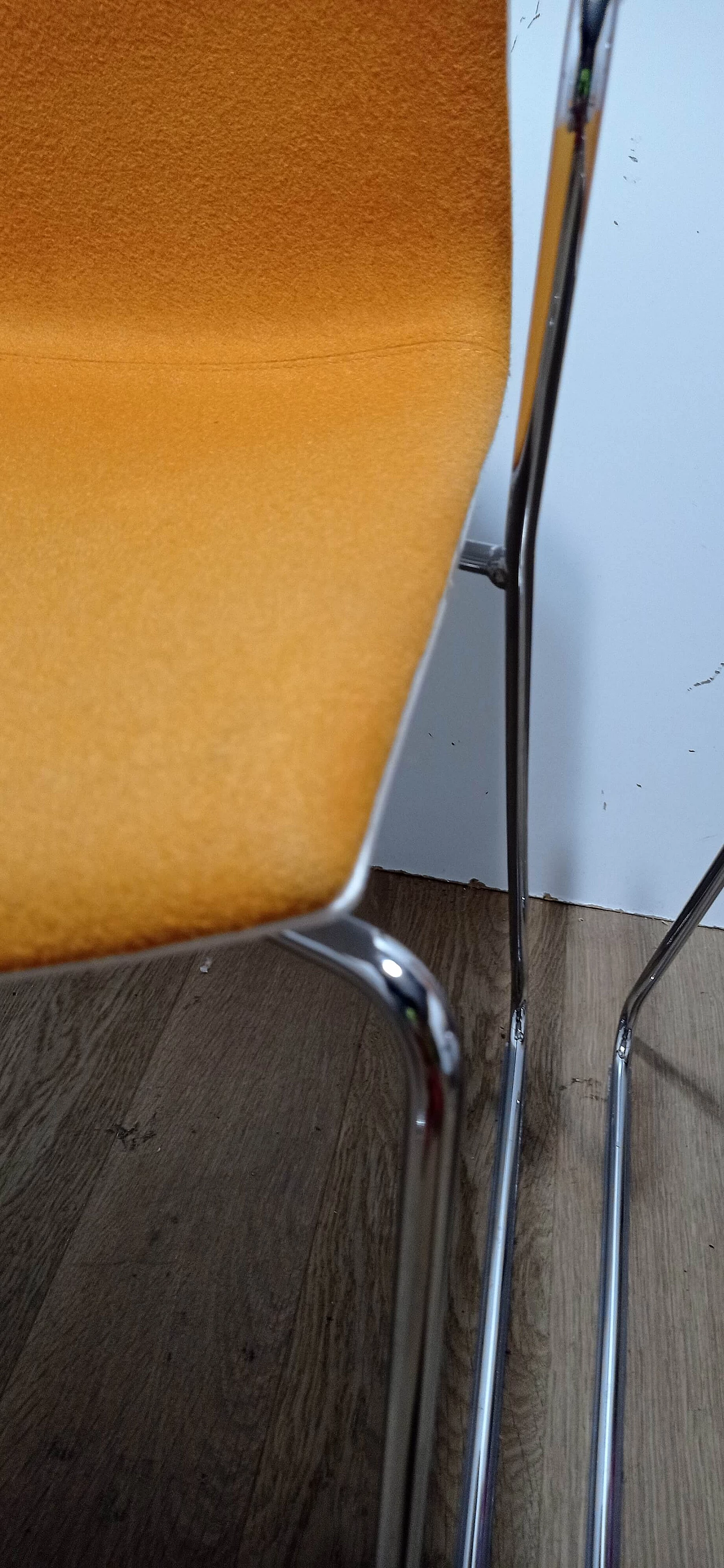 4 Sedia Catifa 46 con braccioli in tessuto Kvard arancio di Studio LAM per Arper 50