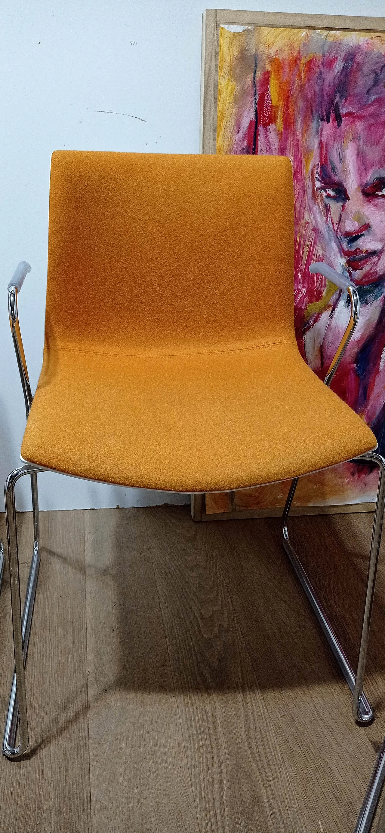 4 Sedia Catifa 46 con braccioli in tessuto Kvard arancio di Studio LAM per Arper 54