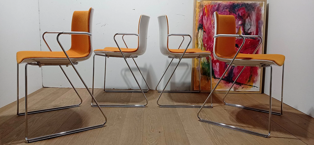 4 Sedia Catifa 46 con braccioli in tessuto Kvard arancio di Studio LAM per Arper 55