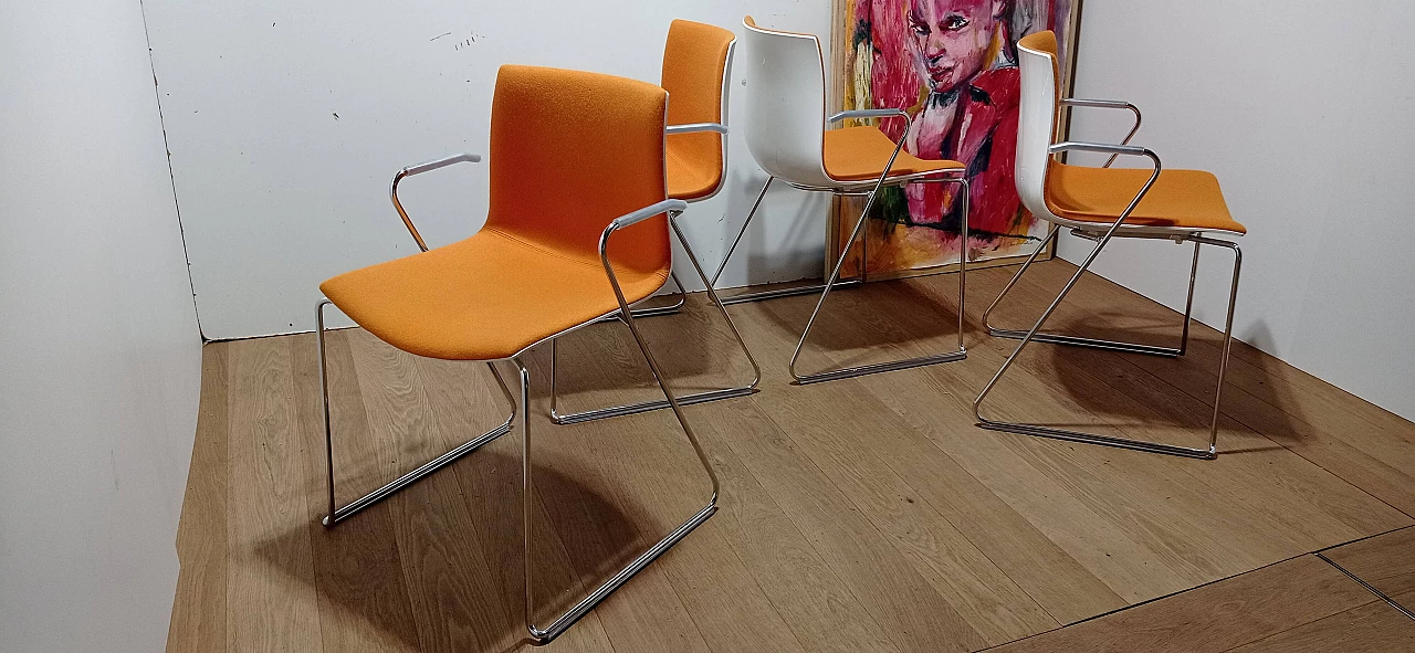 4 Sedia Catifa 46 con braccioli in tessuto Kvard arancio di Studio LAM per Arper 59