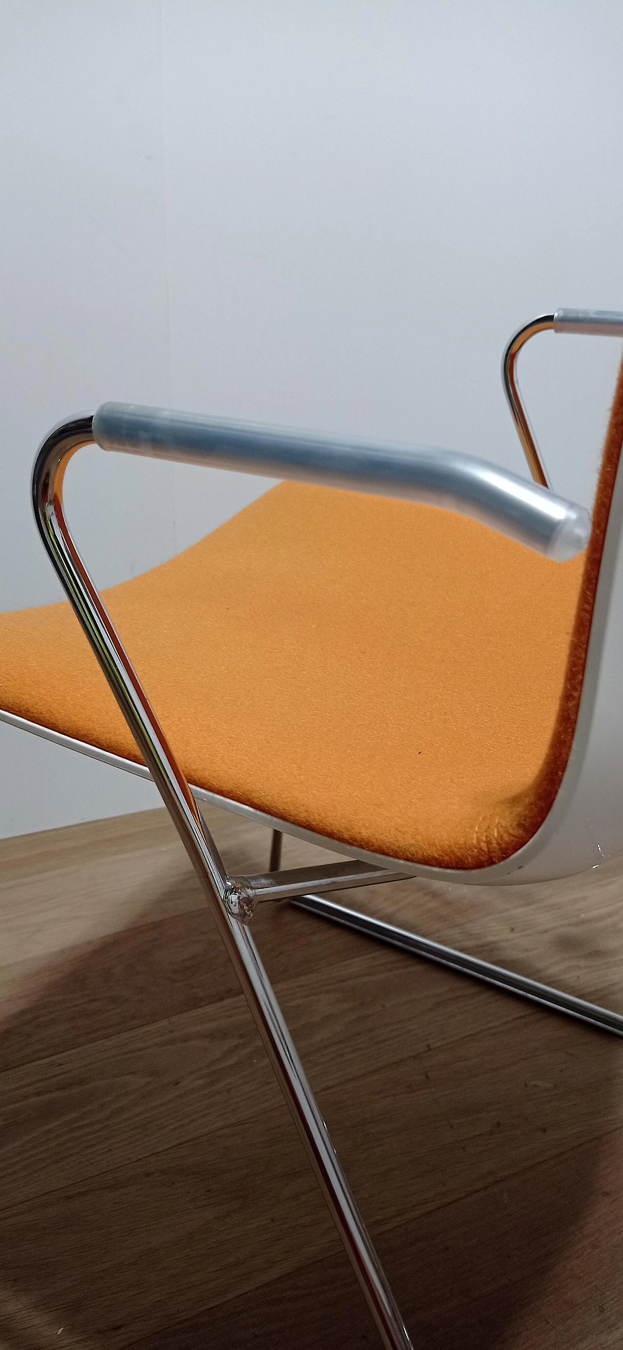 4 Sedia Catifa 46 con braccioli in tessuto Kvard arancio di Studio LAM per Arper 67