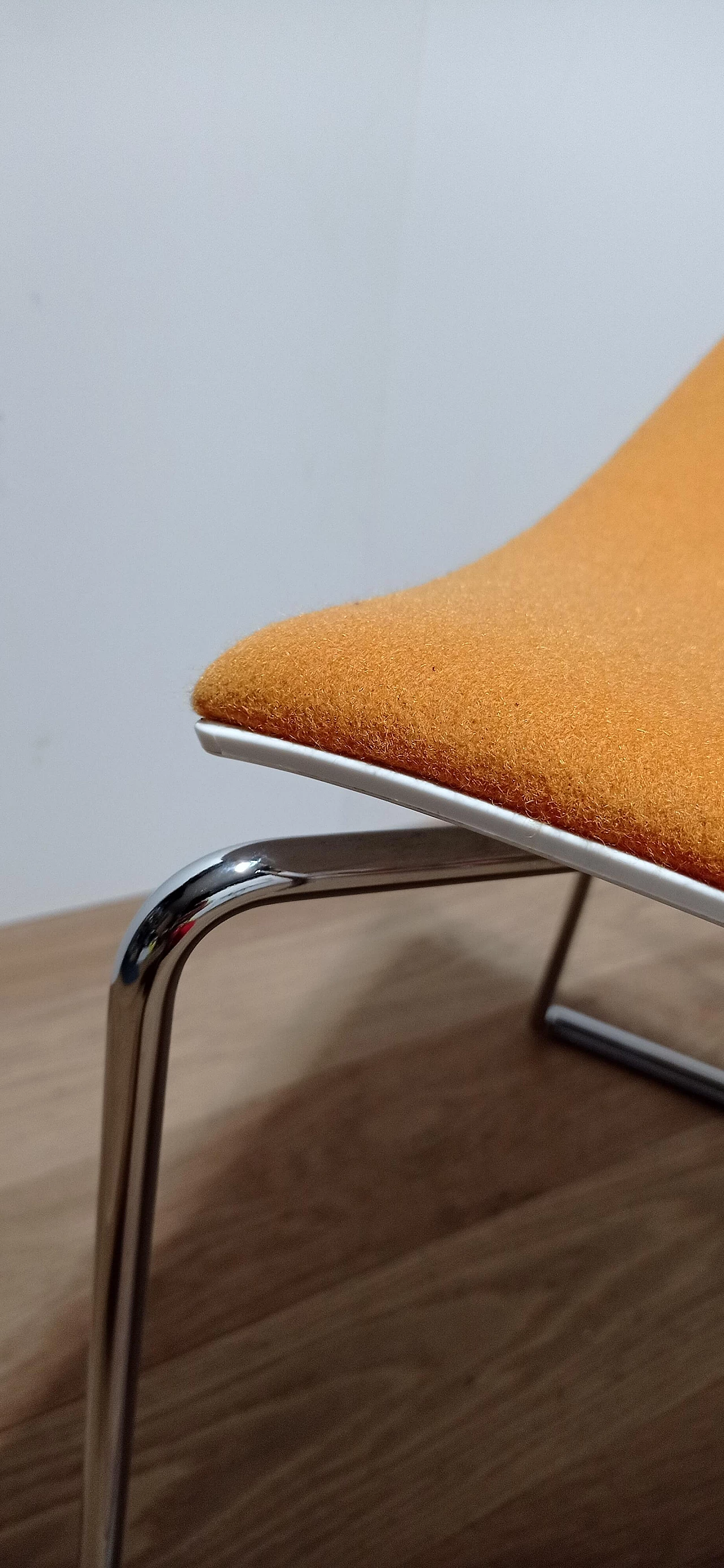 4 Sedia Catifa 46 con braccioli in tessuto Kvard arancio di Studio LAM per Arper 68