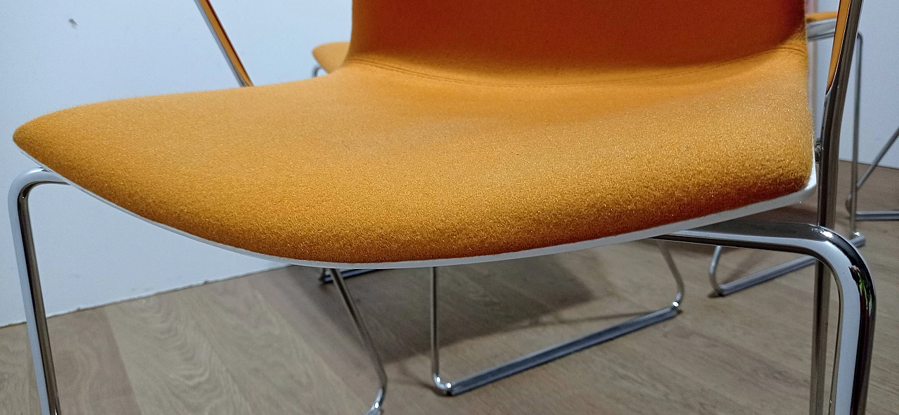 4 Sedia Catifa 46 con braccioli in tessuto Kvard arancio di Studio LAM per Arper 75