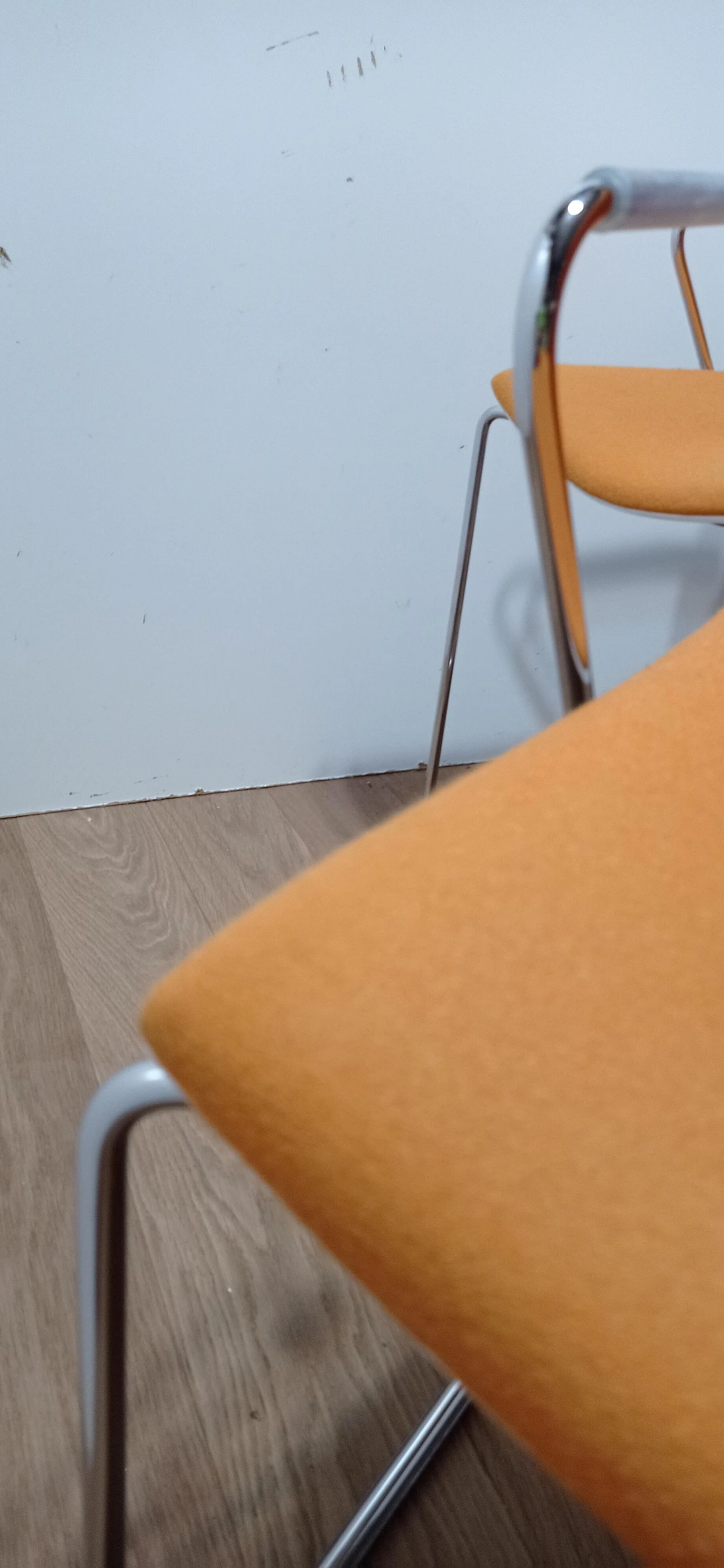 4 Sedia Catifa 46 con braccioli in tessuto Kvard arancio di Studio LAM per Arper 79