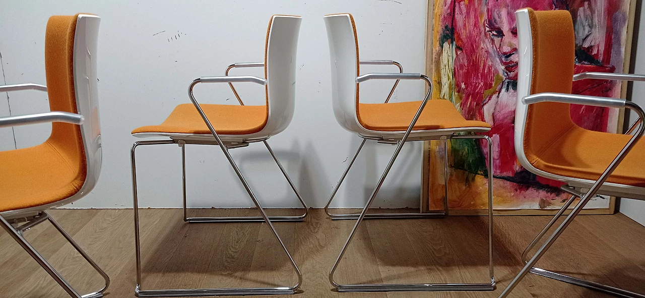 4 Sedia Catifa 46 con braccioli in tessuto Kvard arancio di Studio LAM per Arper 85