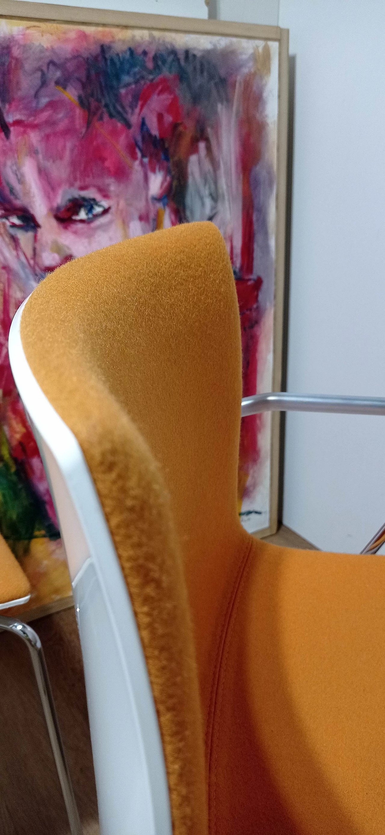 4 Sedia Catifa 46 con braccioli in tessuto Kvard arancio di Studio LAM per Arper 90