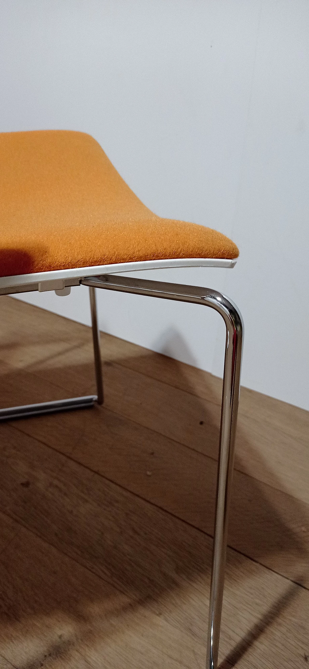 4 Sedia Catifa 46 con braccioli in tessuto Kvard arancio di Studio LAM per Arper 92