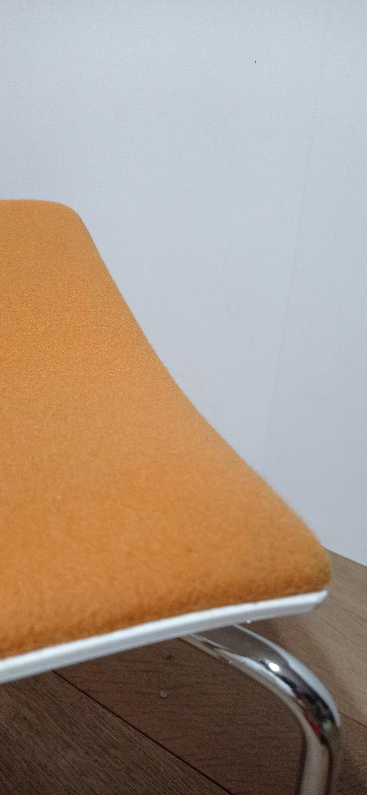 4 Sedia Catifa 46 con braccioli in tessuto Kvard arancio di Studio LAM per Arper 93