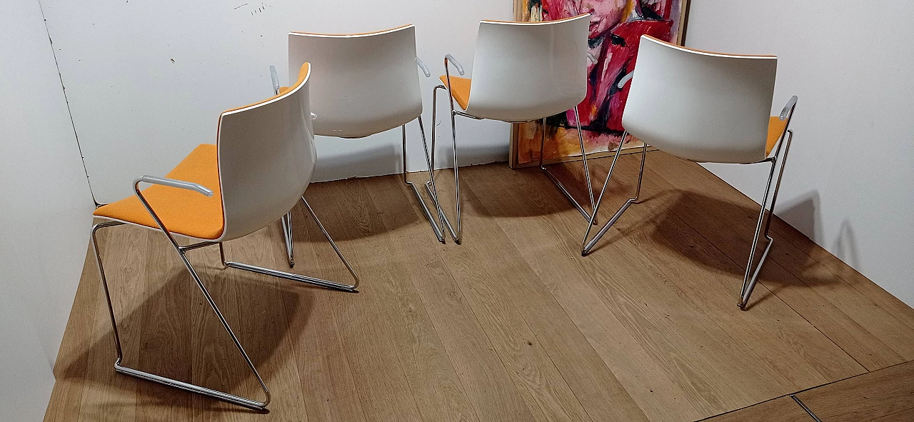 4 Sedia Catifa 46 con braccioli in tessuto Kvard arancio di Studio LAM per Arper 105