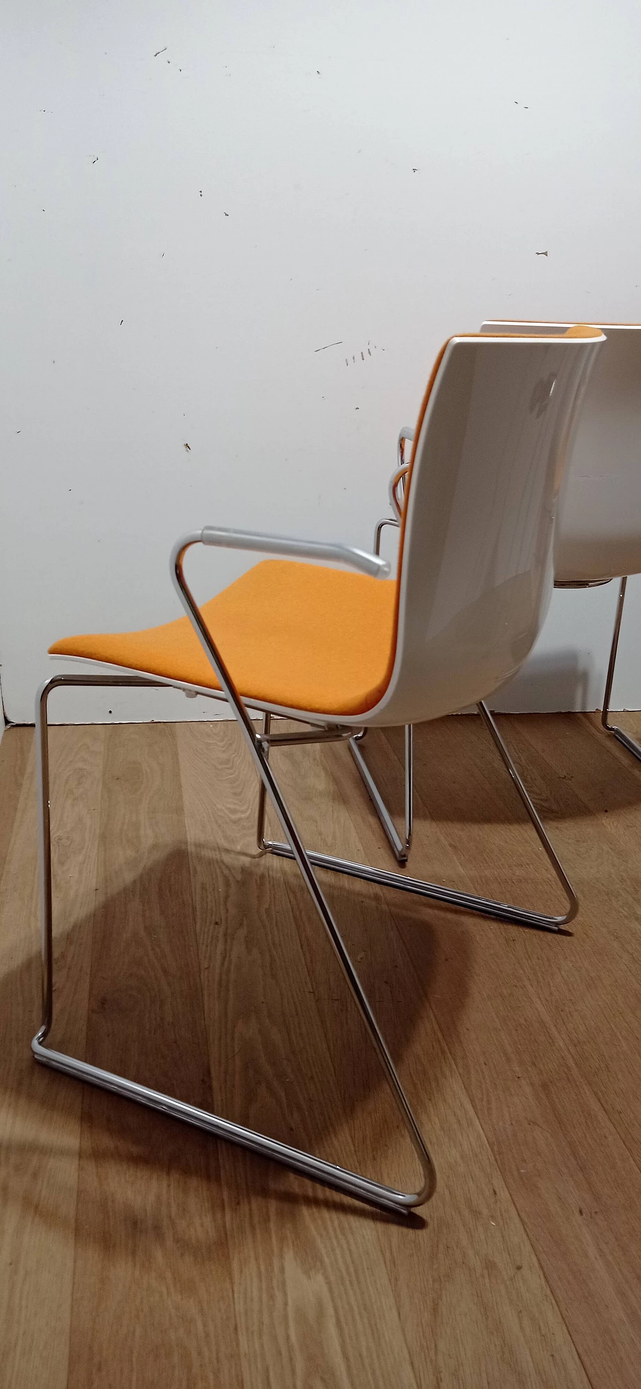 4 Sedia Catifa 46 con braccioli in tessuto Kvard arancio di Studio LAM per Arper 106