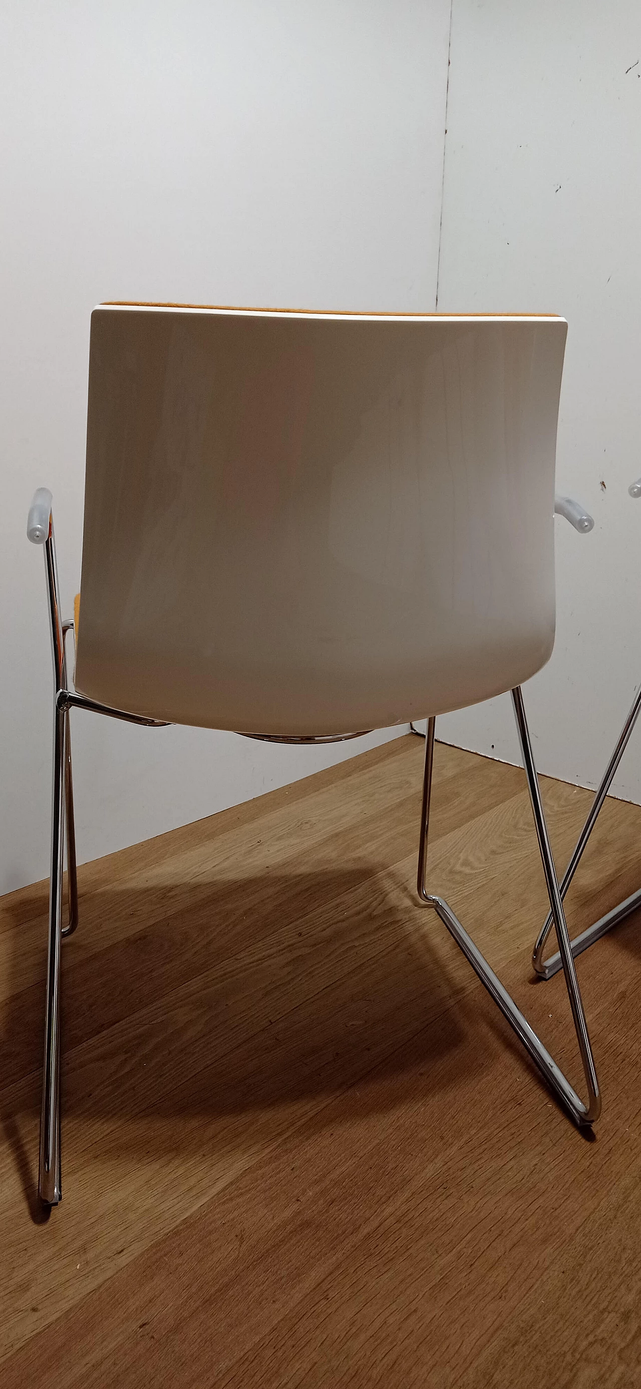 4 Sedia Catifa 46 con braccioli in tessuto Kvard arancio di Studio LAM per Arper 108