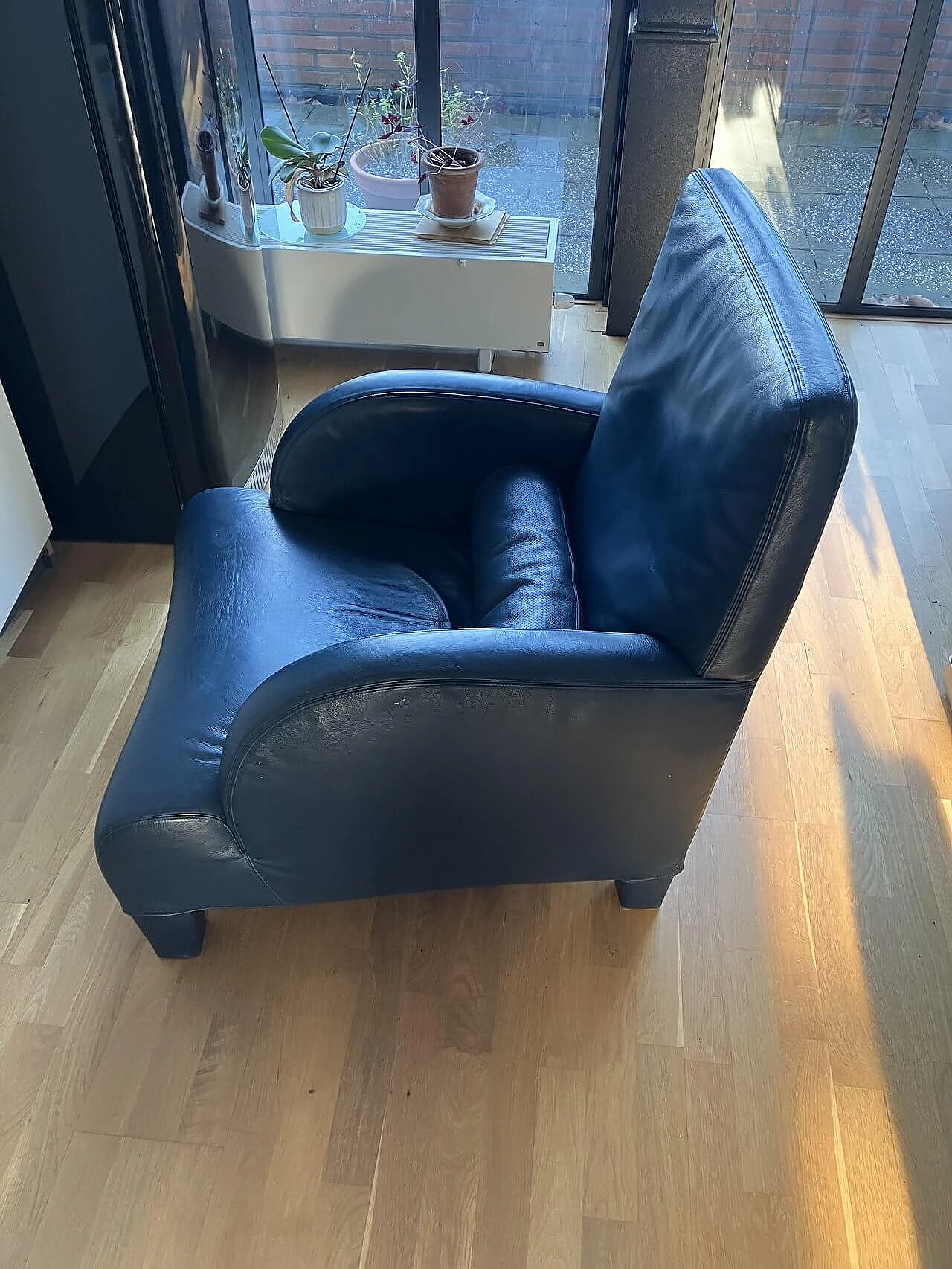 Oriente armchair in dark blue Maxalto leather by Antonio Citterio for B&B Italia 2