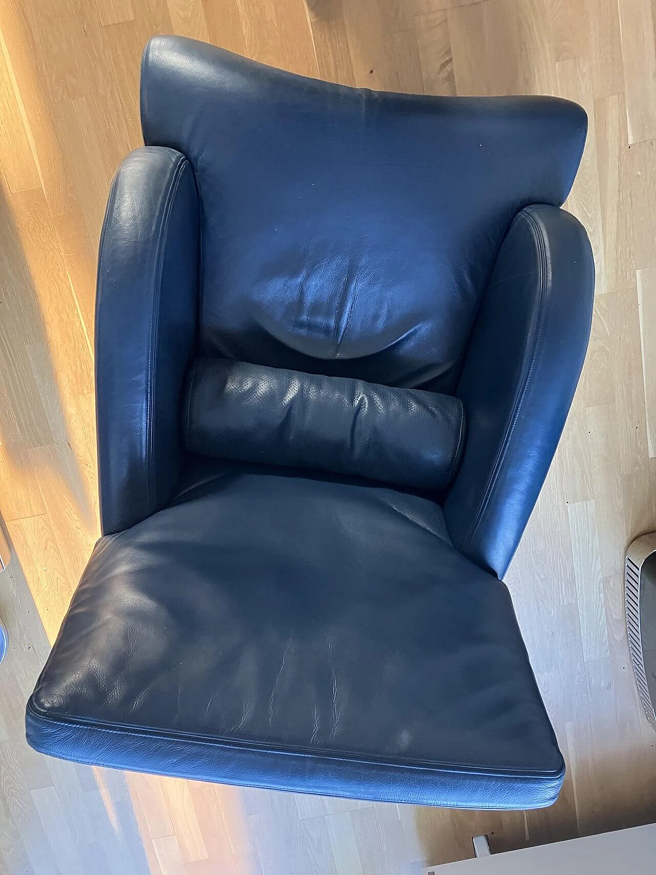 Oriente armchair in dark blue Maxalto leather by Antonio Citterio for B&B Italia 6