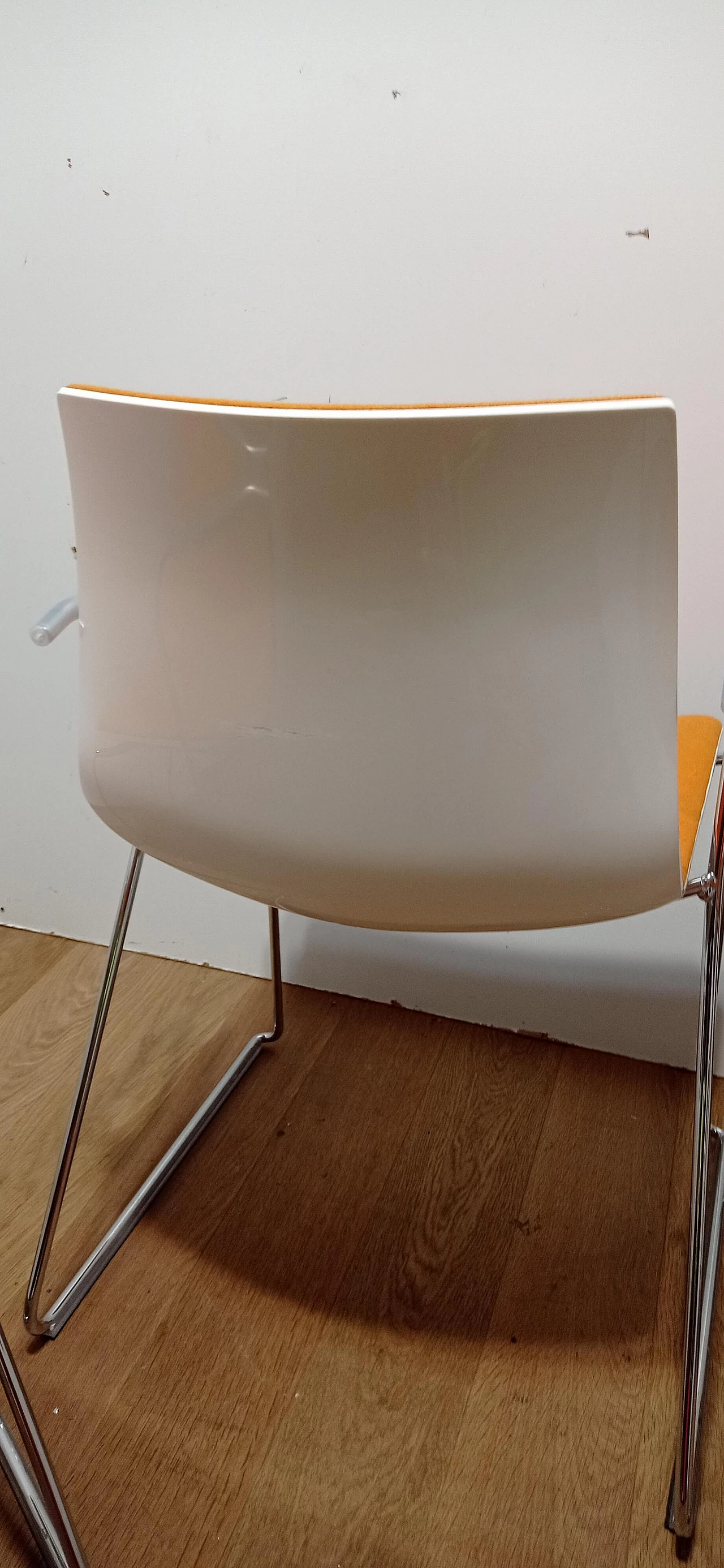 4 Sedia Catifa 46 con braccioli in tessuto Kvard arancio di Studio LAM per Arper 114