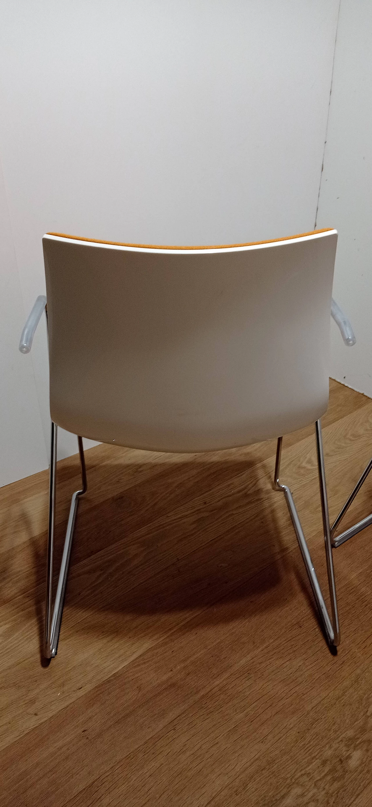 4 Sedia Catifa 46 con braccioli in tessuto Kvard arancio di Studio LAM per Arper 119