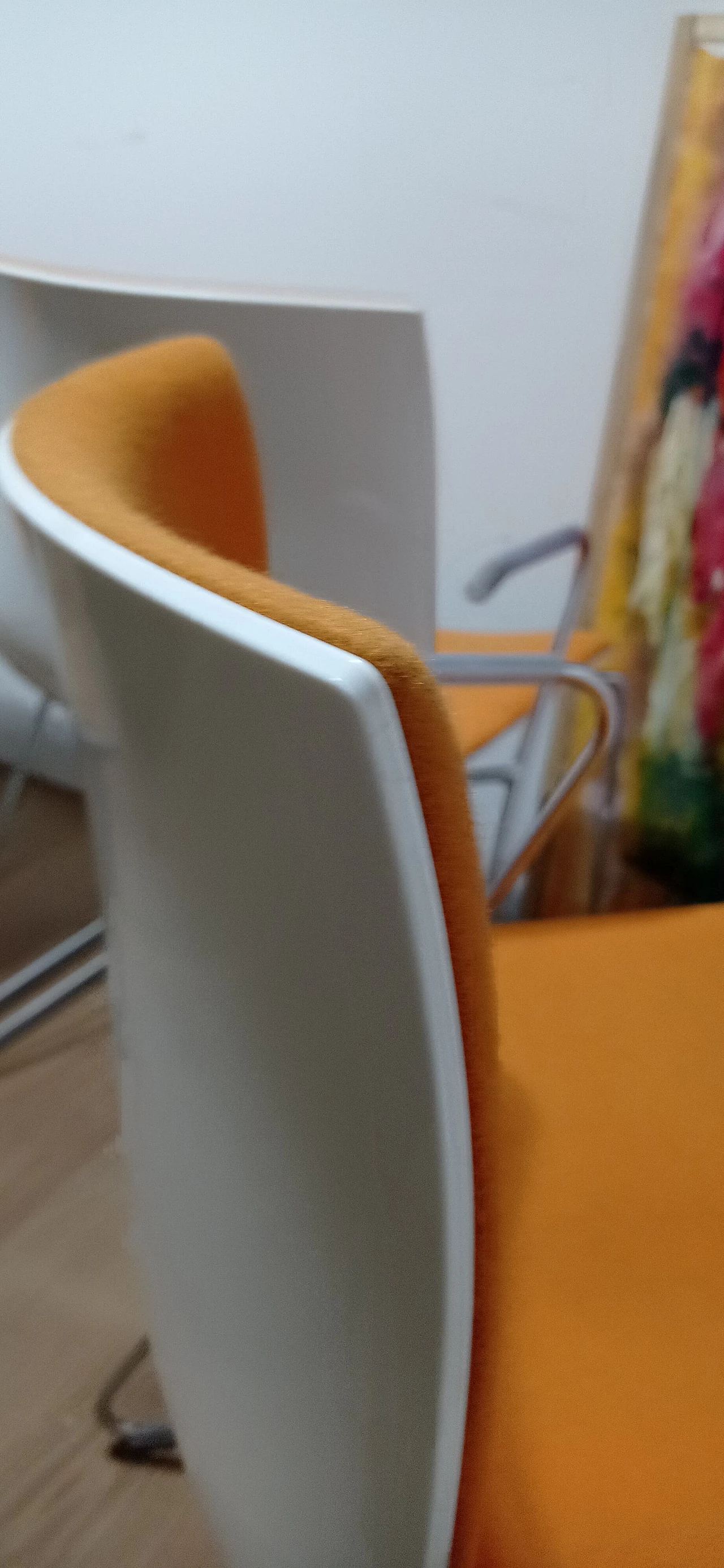 4 Sedia Catifa 46 con braccioli in tessuto Kvard arancio di Studio LAM per Arper 125