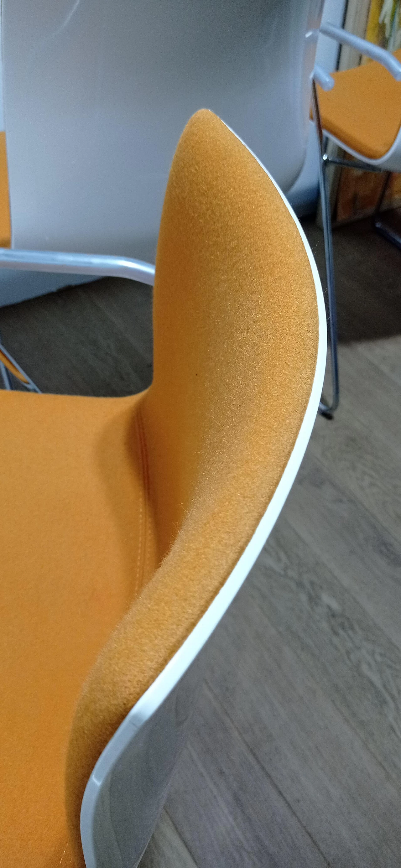4 Sedia Catifa 46 con braccioli in tessuto Kvard arancio di Studio LAM per Arper 131