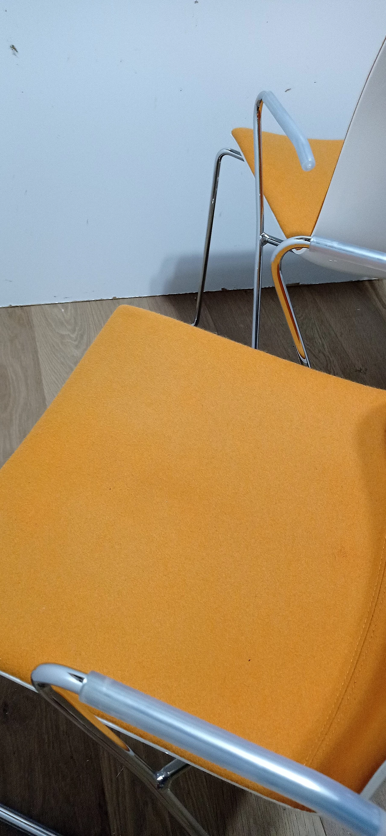 4 Sedia Catifa 46 con braccioli in tessuto Kvard arancio di Studio LAM per Arper 132