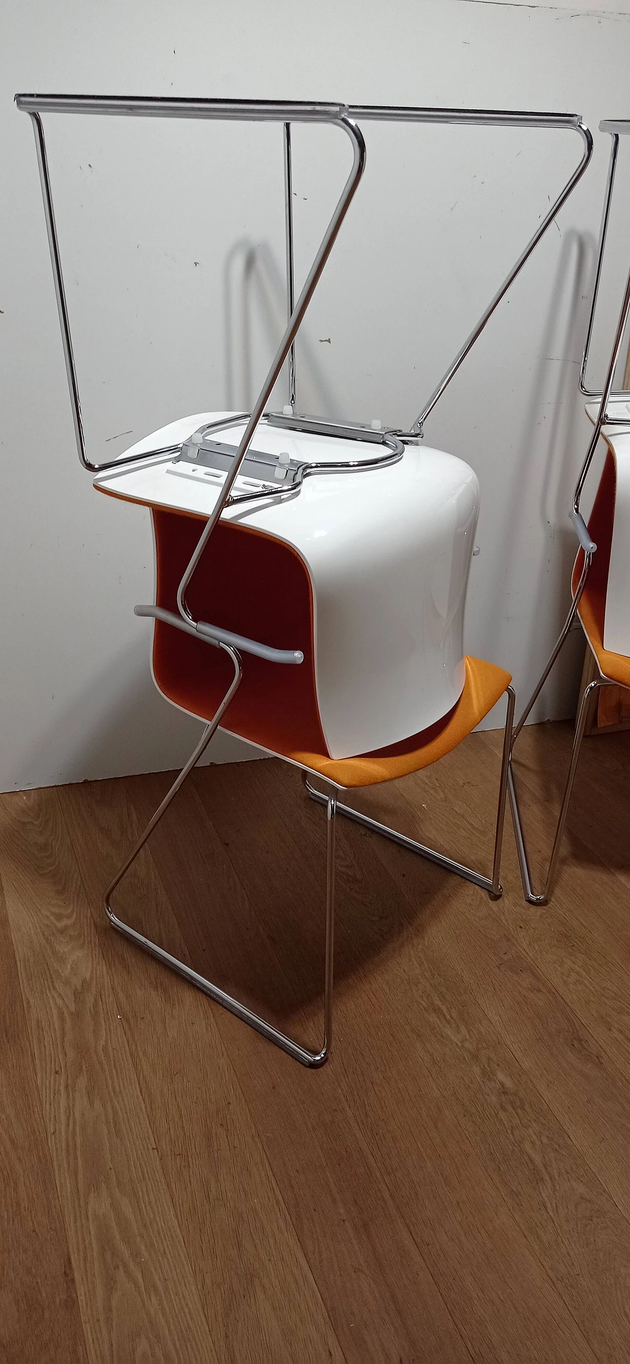 4 Sedia Catifa 46 con braccioli in tessuto Kvard arancio di Studio LAM per Arper 140