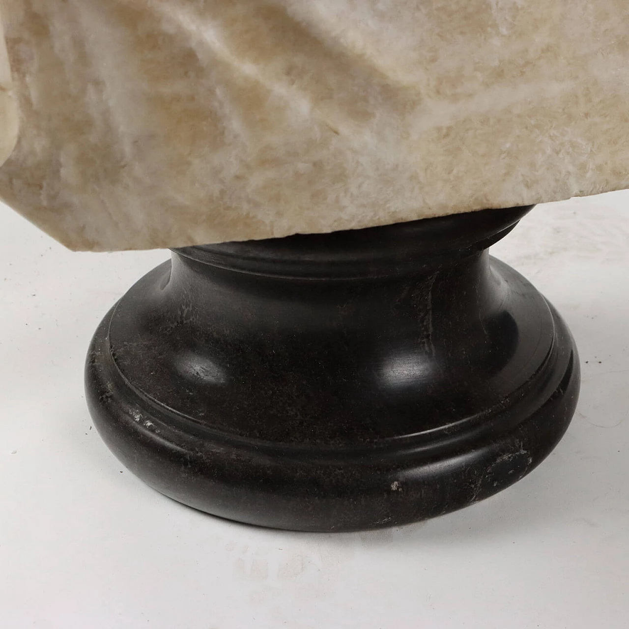 Busto di imperatore romano, scultura in marmo e alabastro, anni '50 10