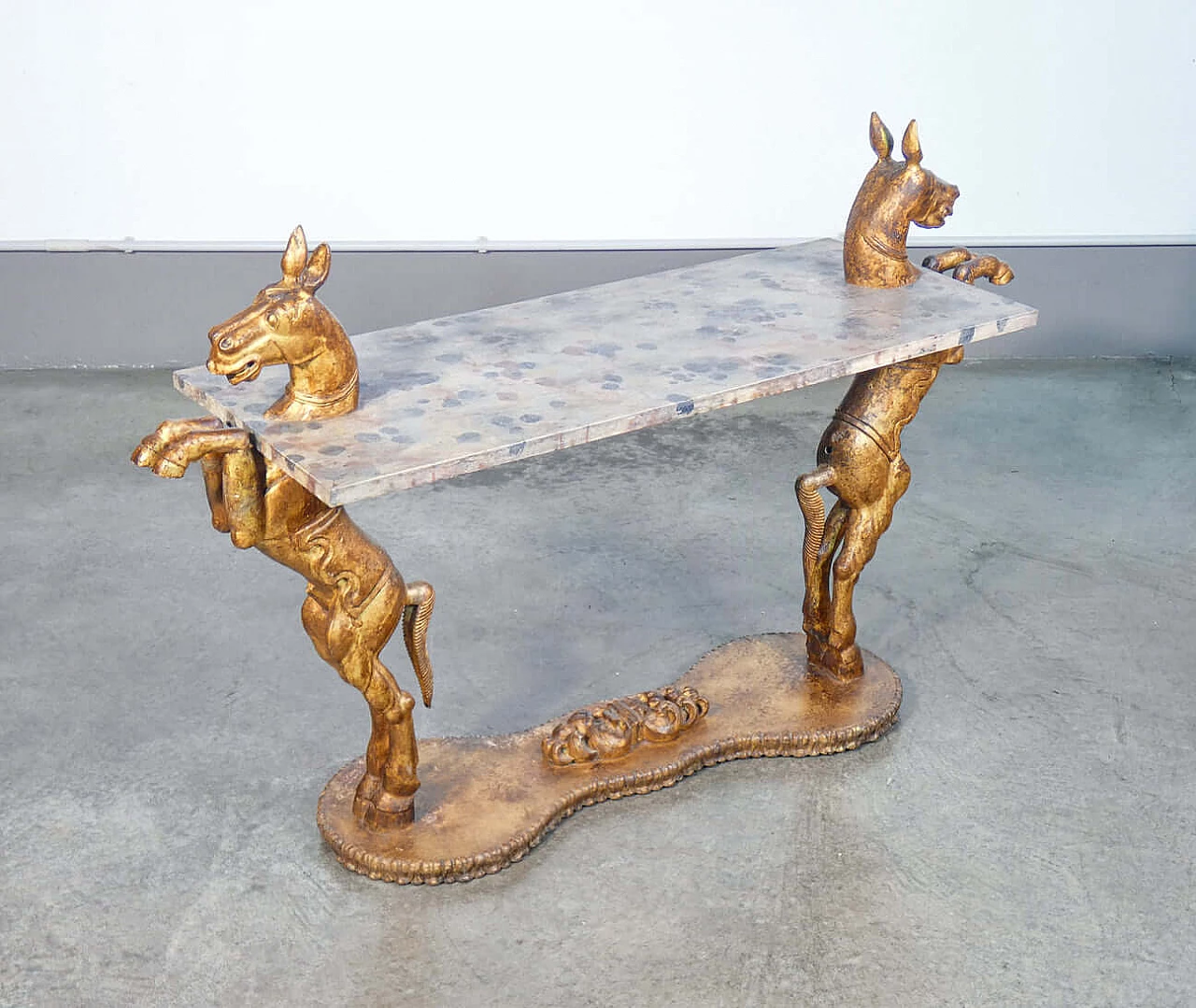 Consolle in legno dipinto con sculture di cavalli rampanti, fine '800 7