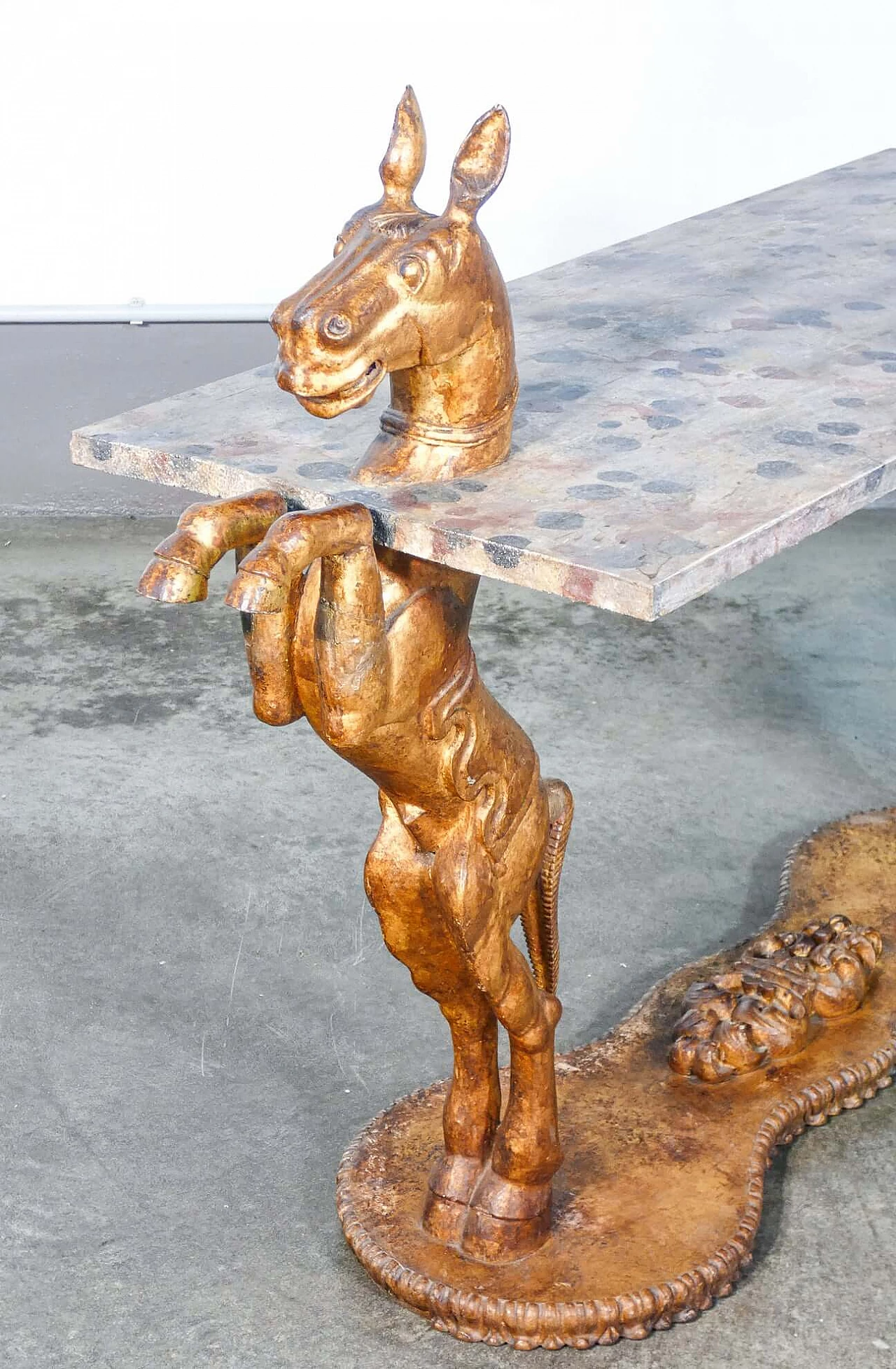 Consolle in legno dipinto con sculture di cavalli rampanti, fine '800 9