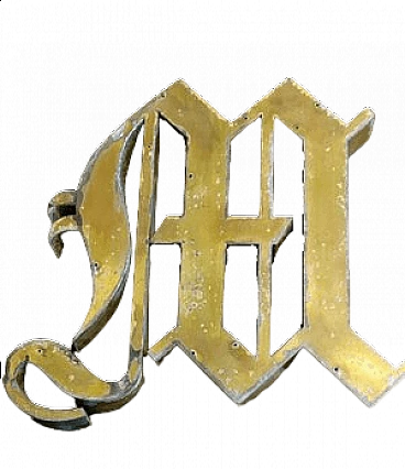 Lettera M in ottone, anni '20