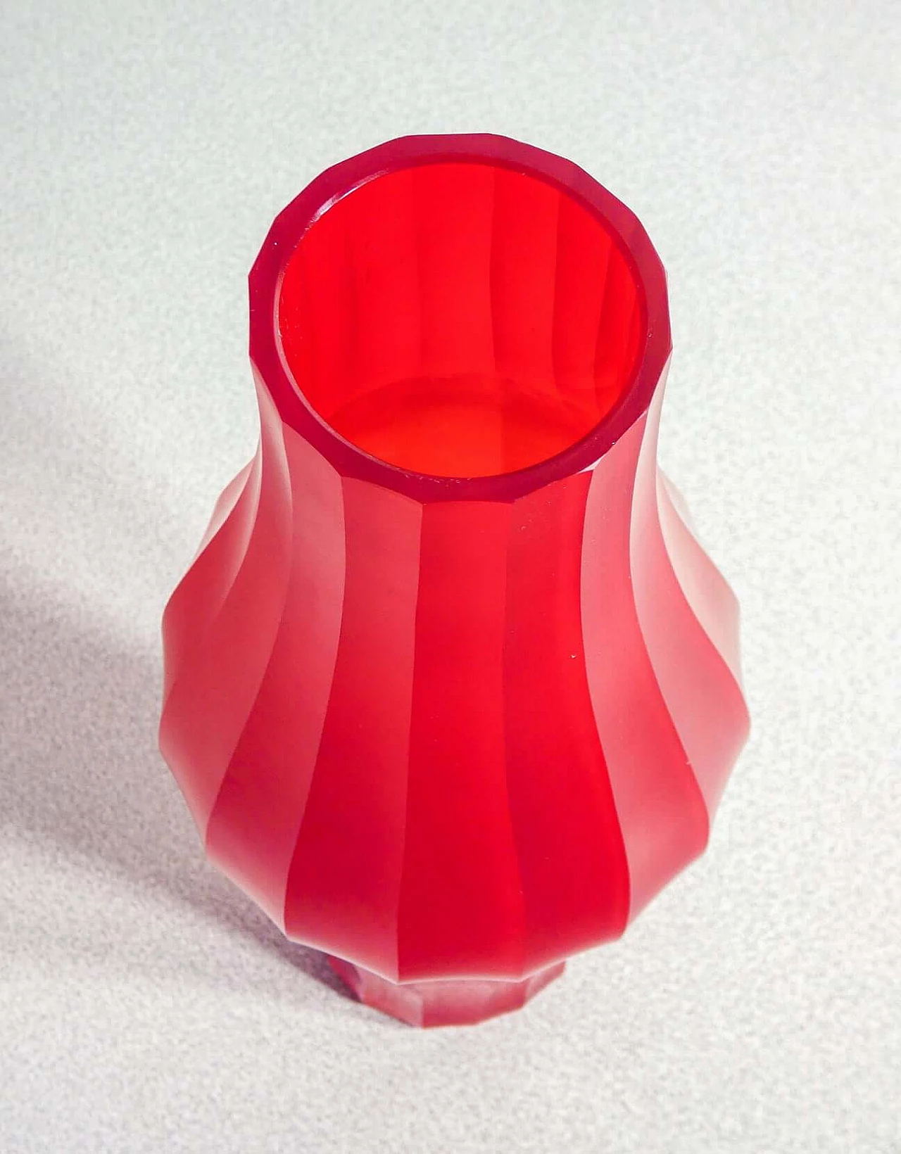 Vaso in vetro soffiato rosso di Murano, anni '80 5