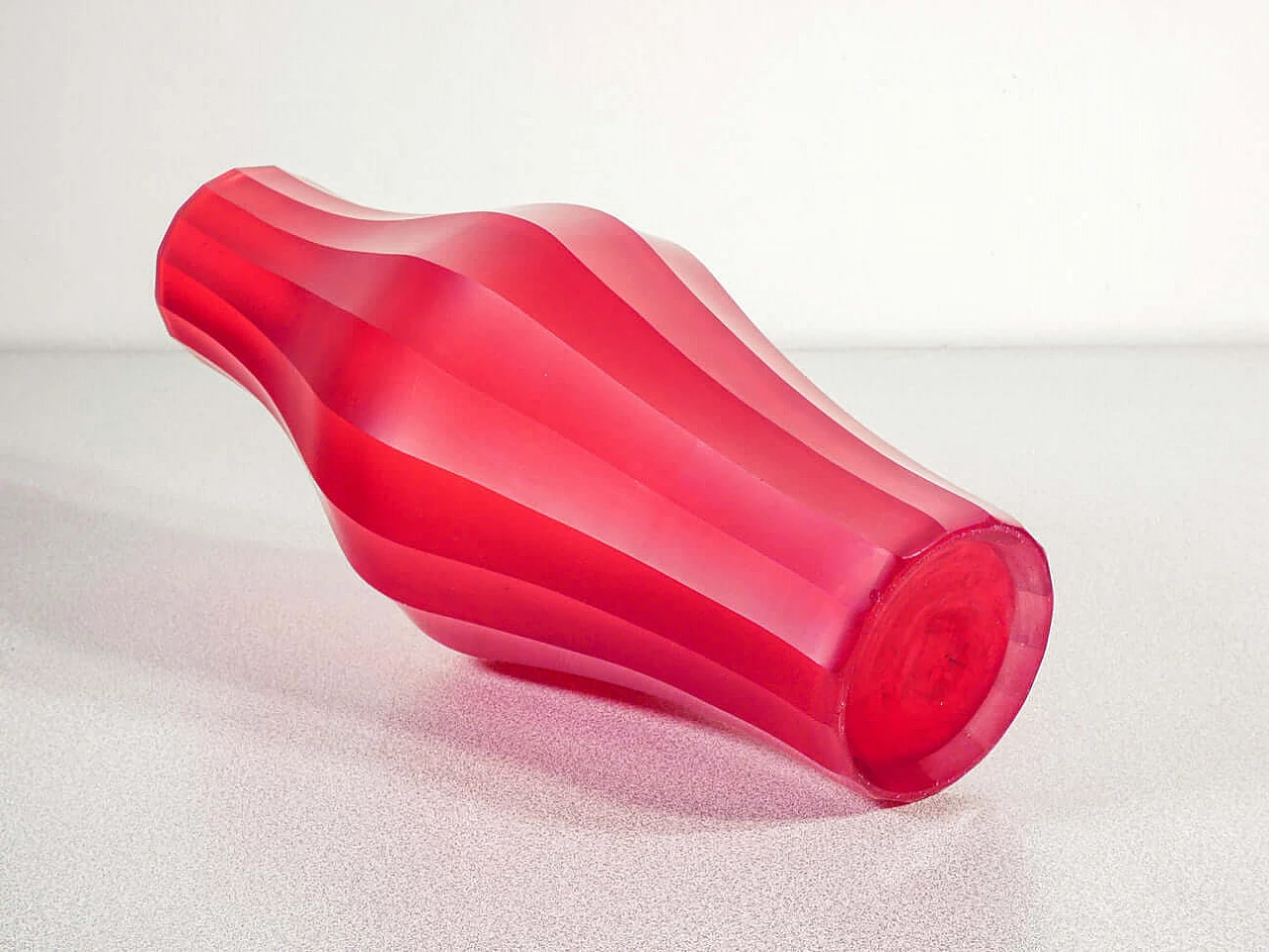 Vaso in vetro soffiato rosso di Murano, anni '80 7