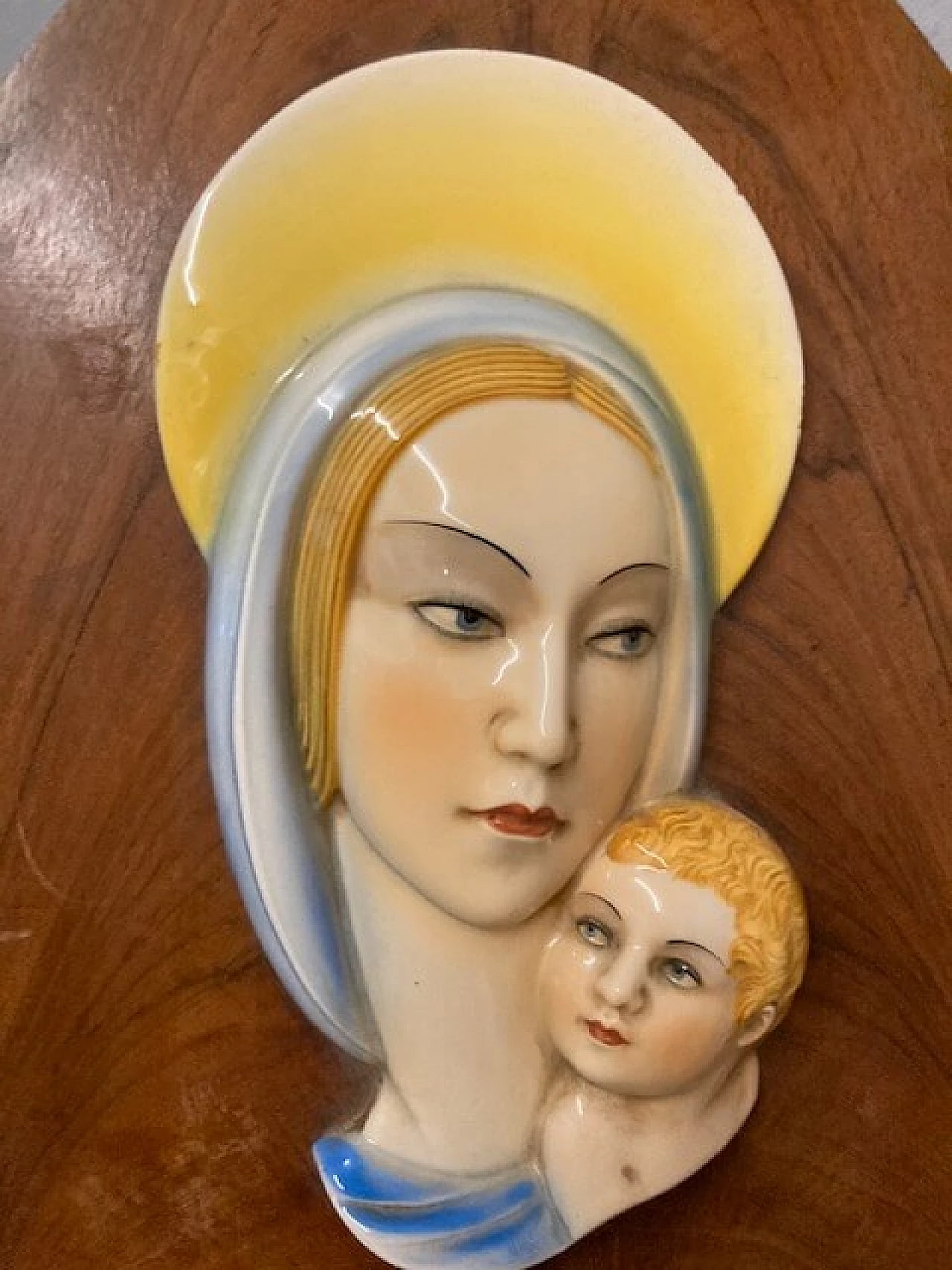 Placca in maiolica policroma raffigurante Madonna e bambino, anni '40 1