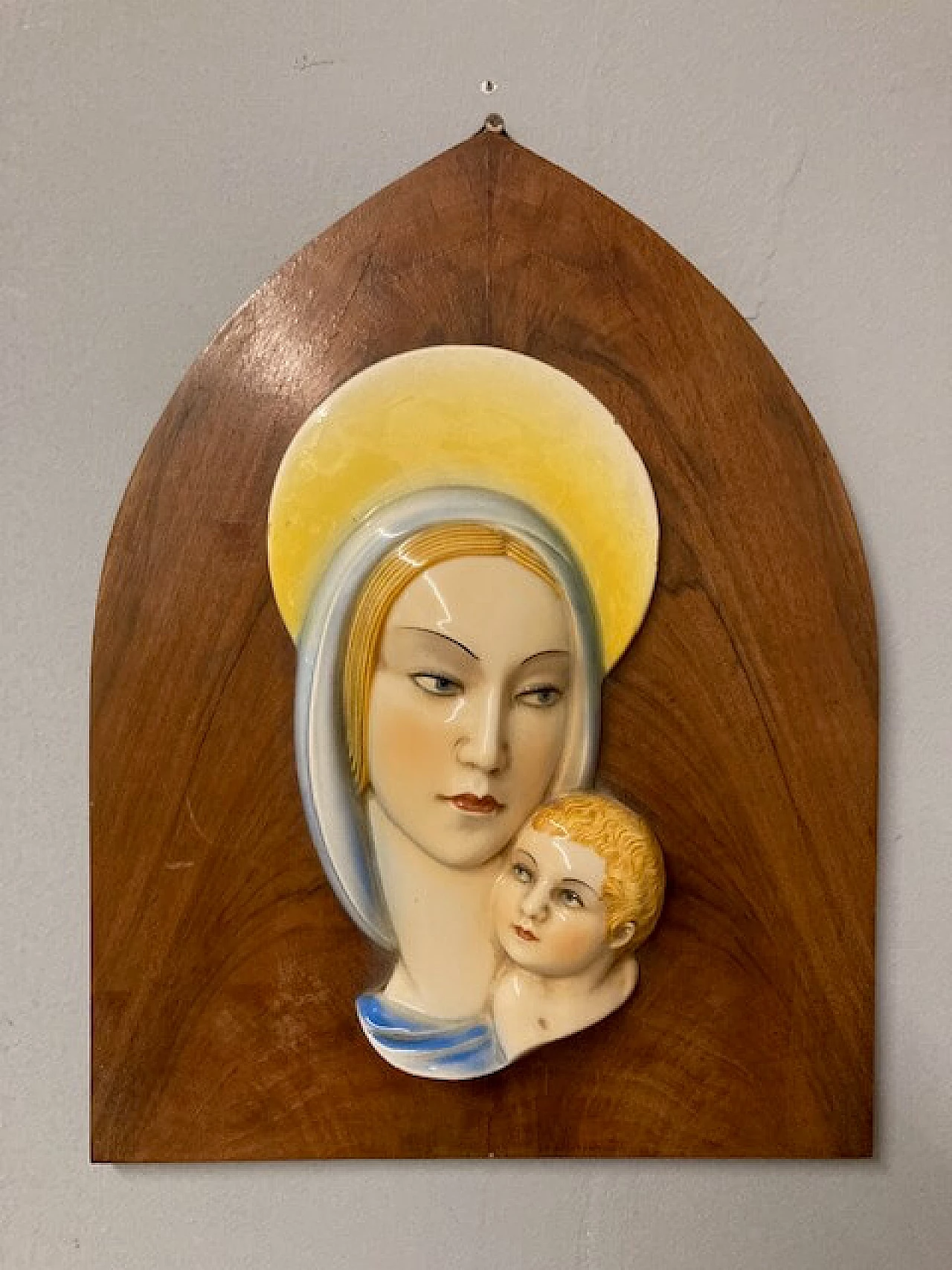 Placca in maiolica policroma raffigurante Madonna e bambino, anni '40 2