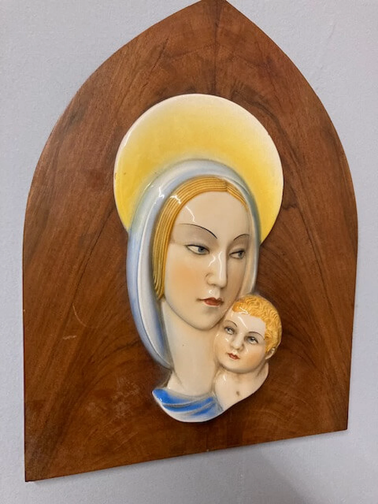 Placca in maiolica policroma raffigurante Madonna e bambino, anni '40 3