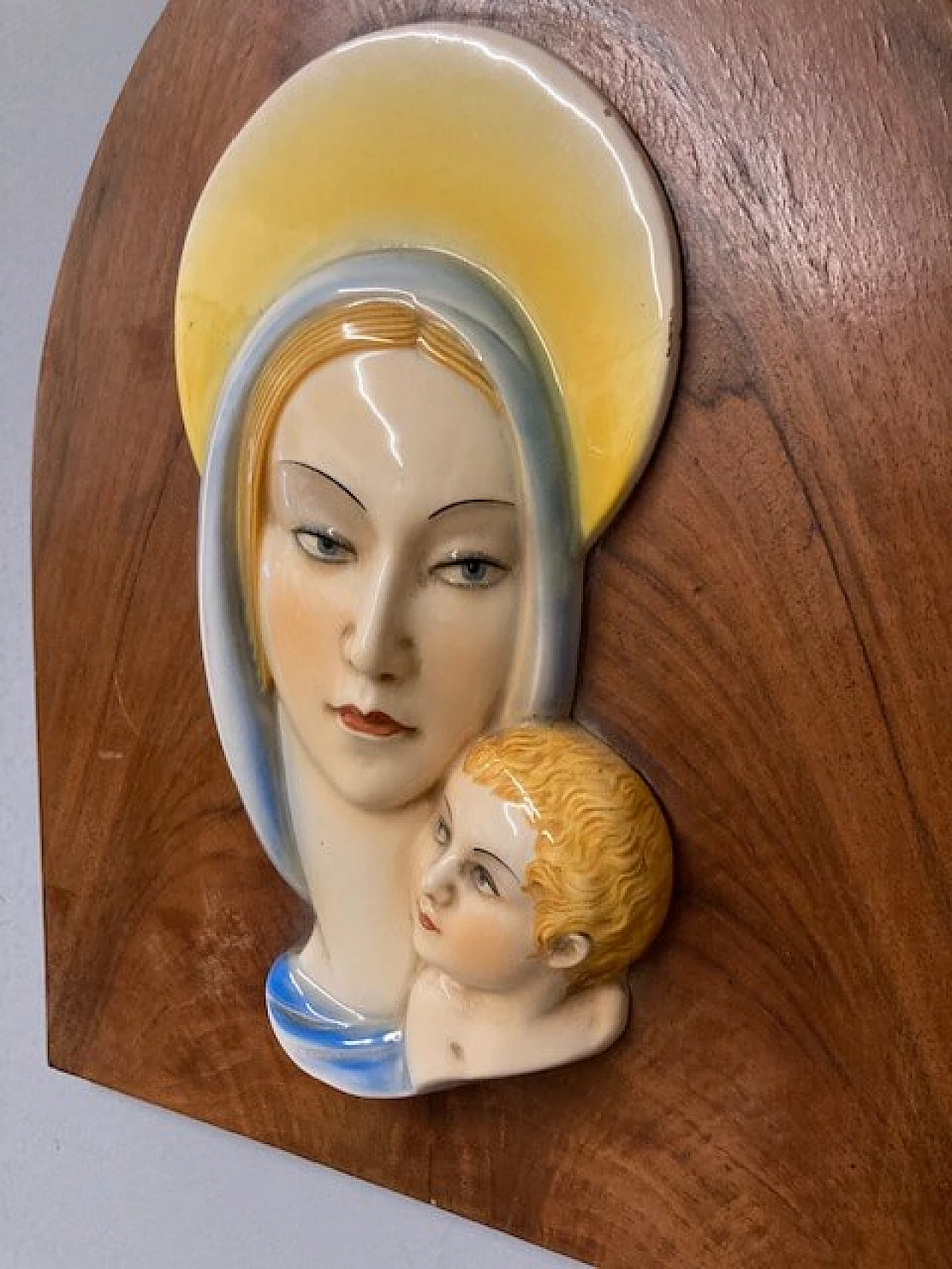 Placca in maiolica policroma raffigurante Madonna e bambino, anni '40 5