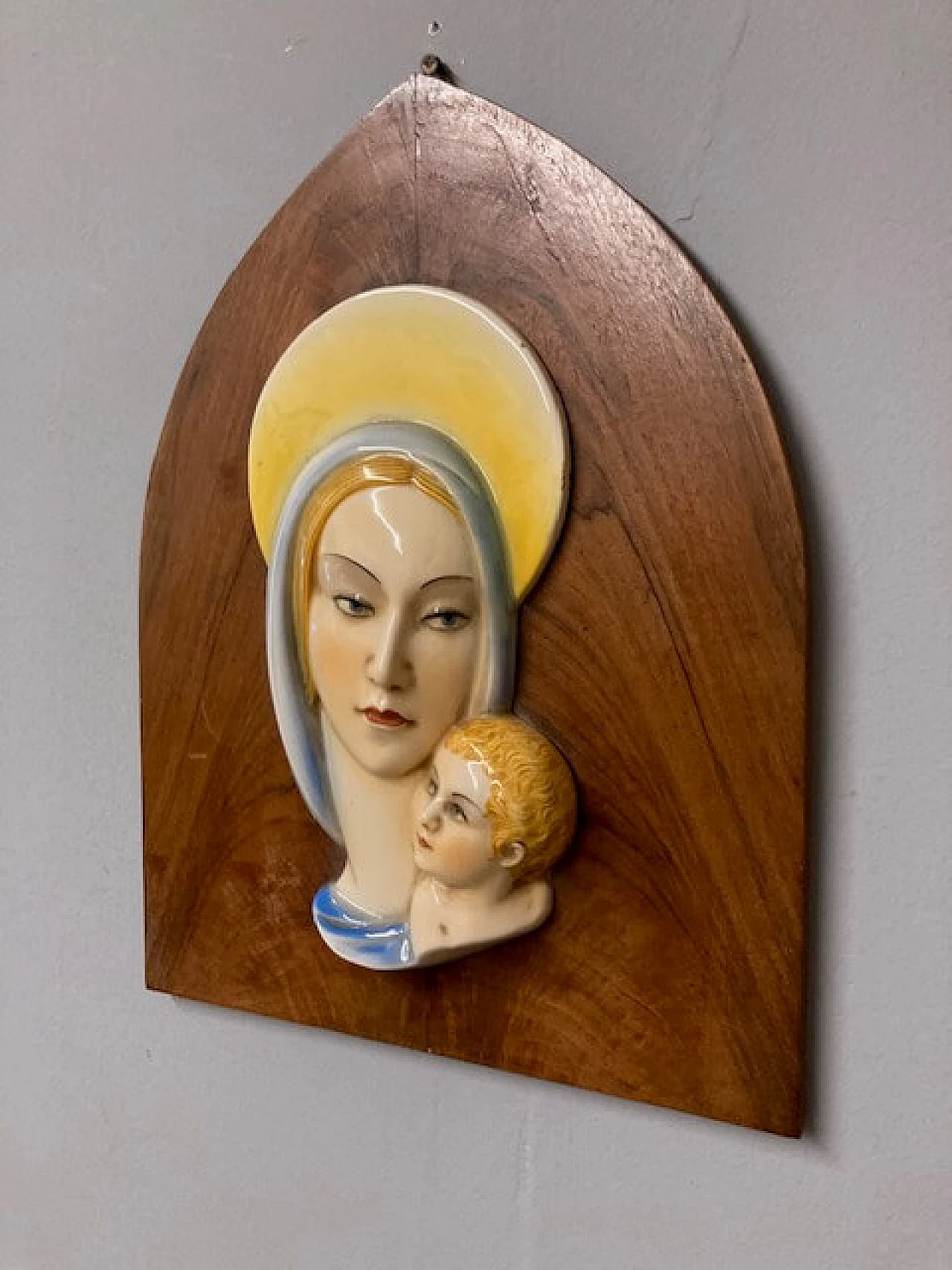 Placca in maiolica policroma raffigurante Madonna e bambino, anni '40 6