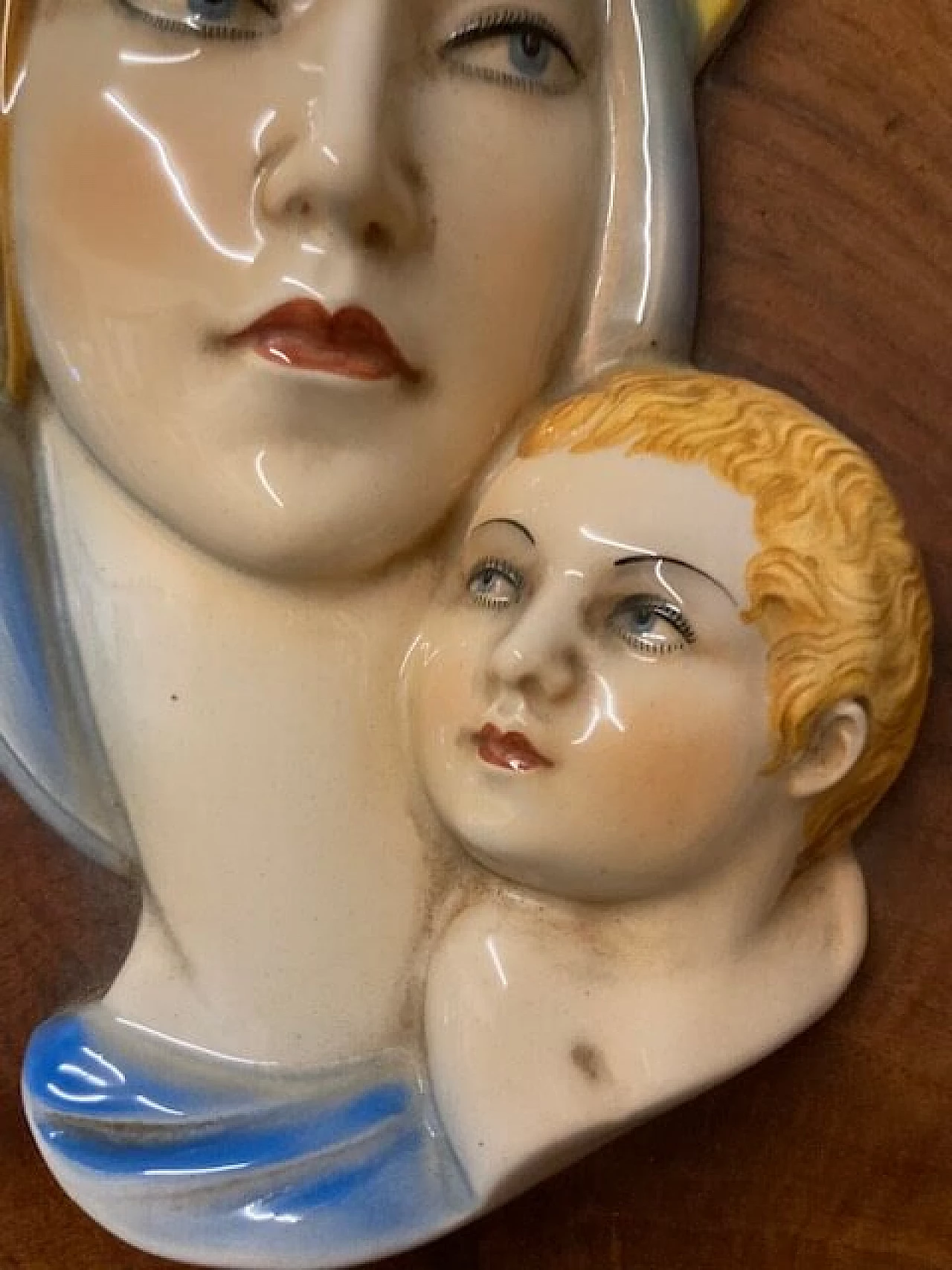 Placca in maiolica policroma raffigurante Madonna e bambino, anni '40 7