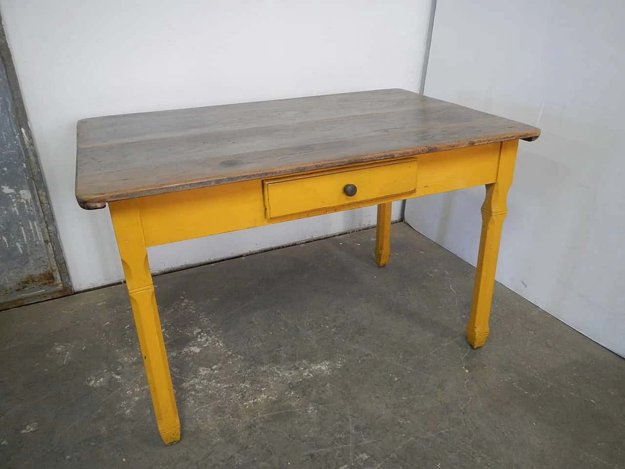 Tavolo in abete verniciato giallo con piano in castagno, anni '60 1