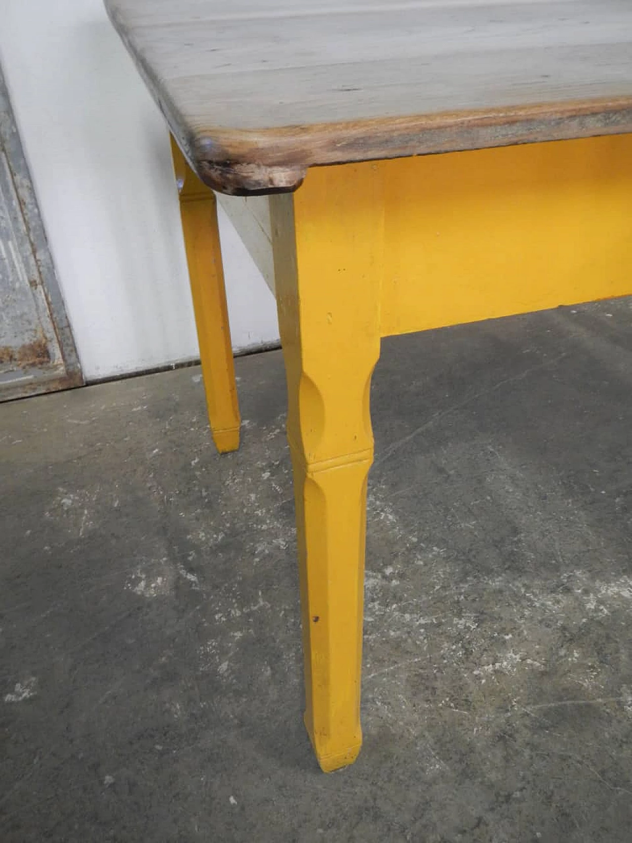 Tavolo in abete verniciato giallo con piano in castagno, anni '60 7