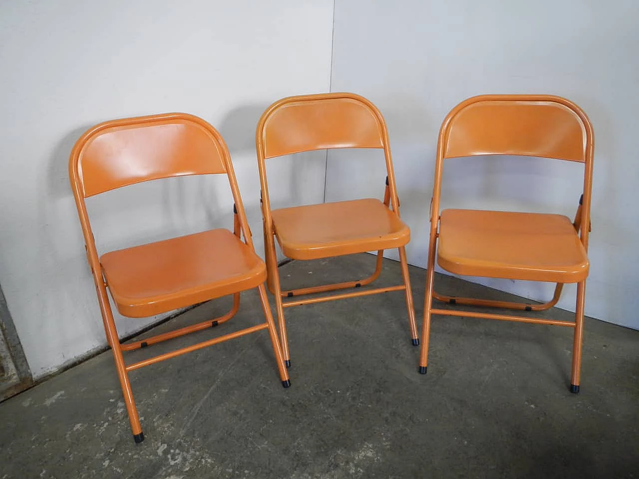 3 Folding chairs in orange metal, 1970s 1