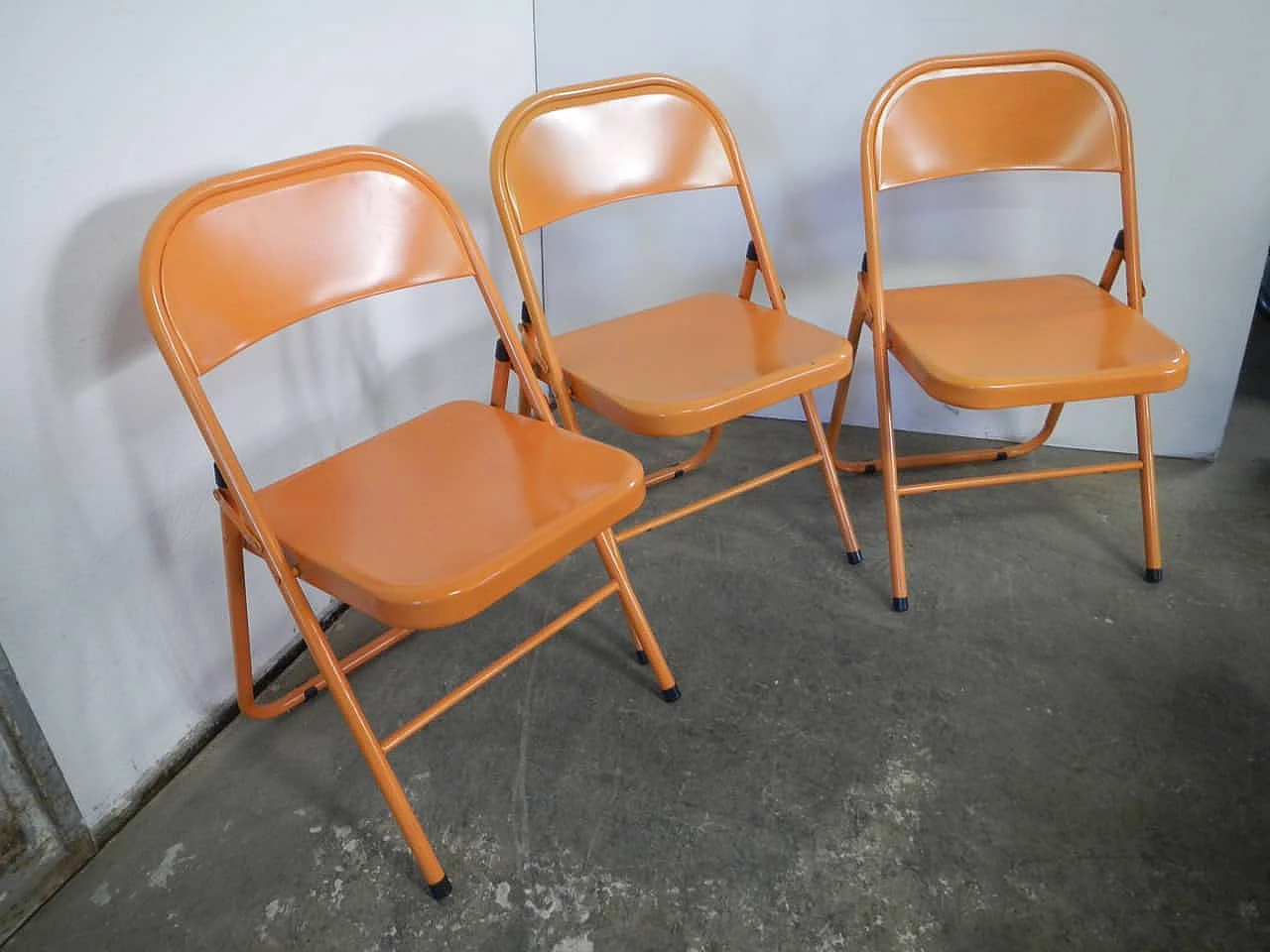 3 Folding chairs in orange metal, 1970s 2